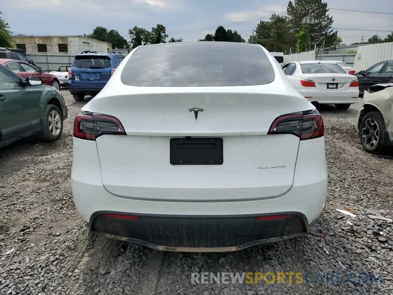 6 Photograph of a damaged car 7SAYGDEE3RA262264 TESLA MODEL Y 2024