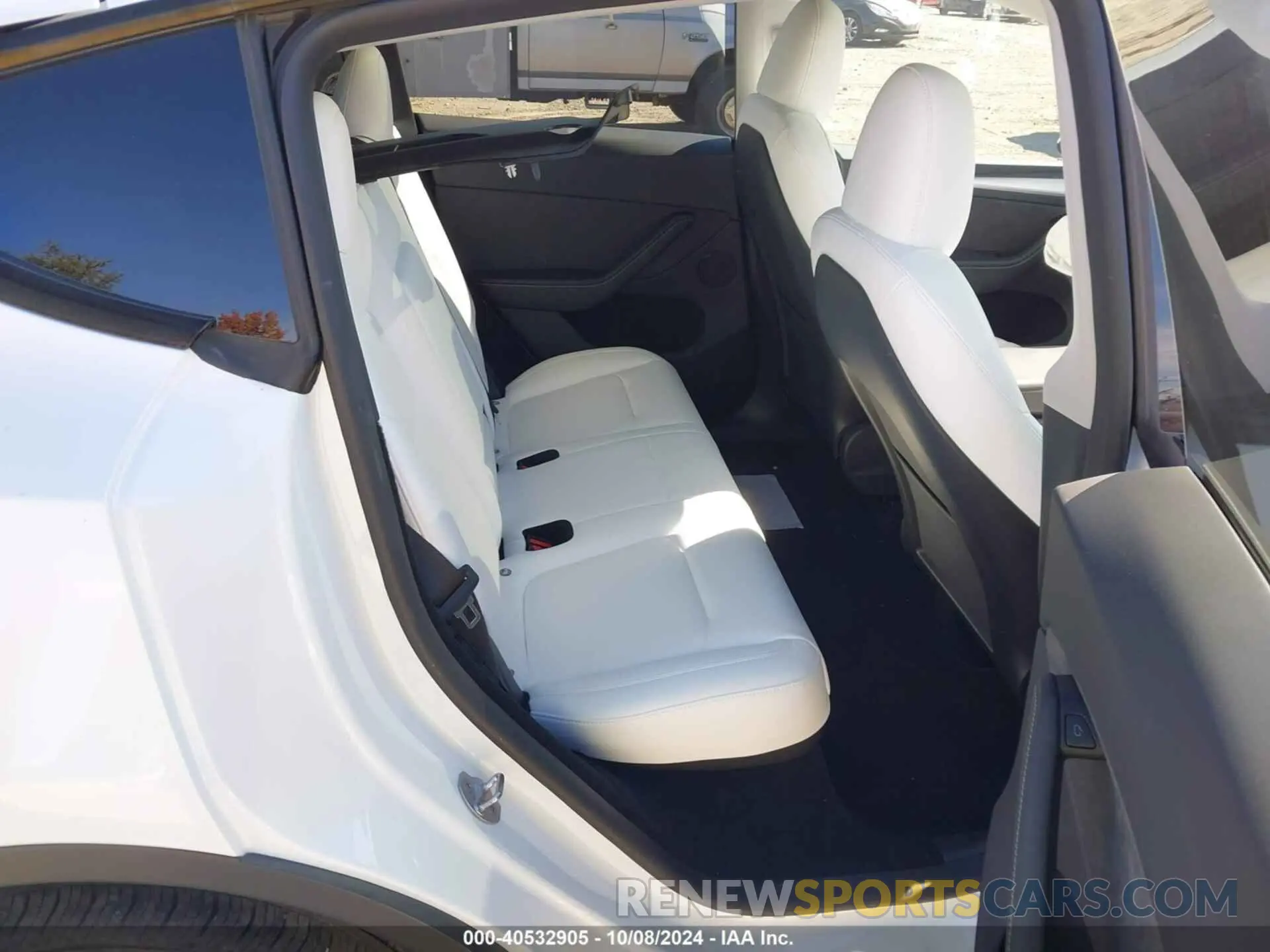 8 Photograph of a damaged car 7SAYGDEE3RA274687 TESLA MODEL Y 2024