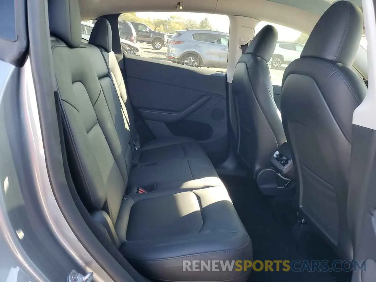 10 Photograph of a damaged car 7SAYGDEE3RA279131 TESLA MODEL Y 2024
