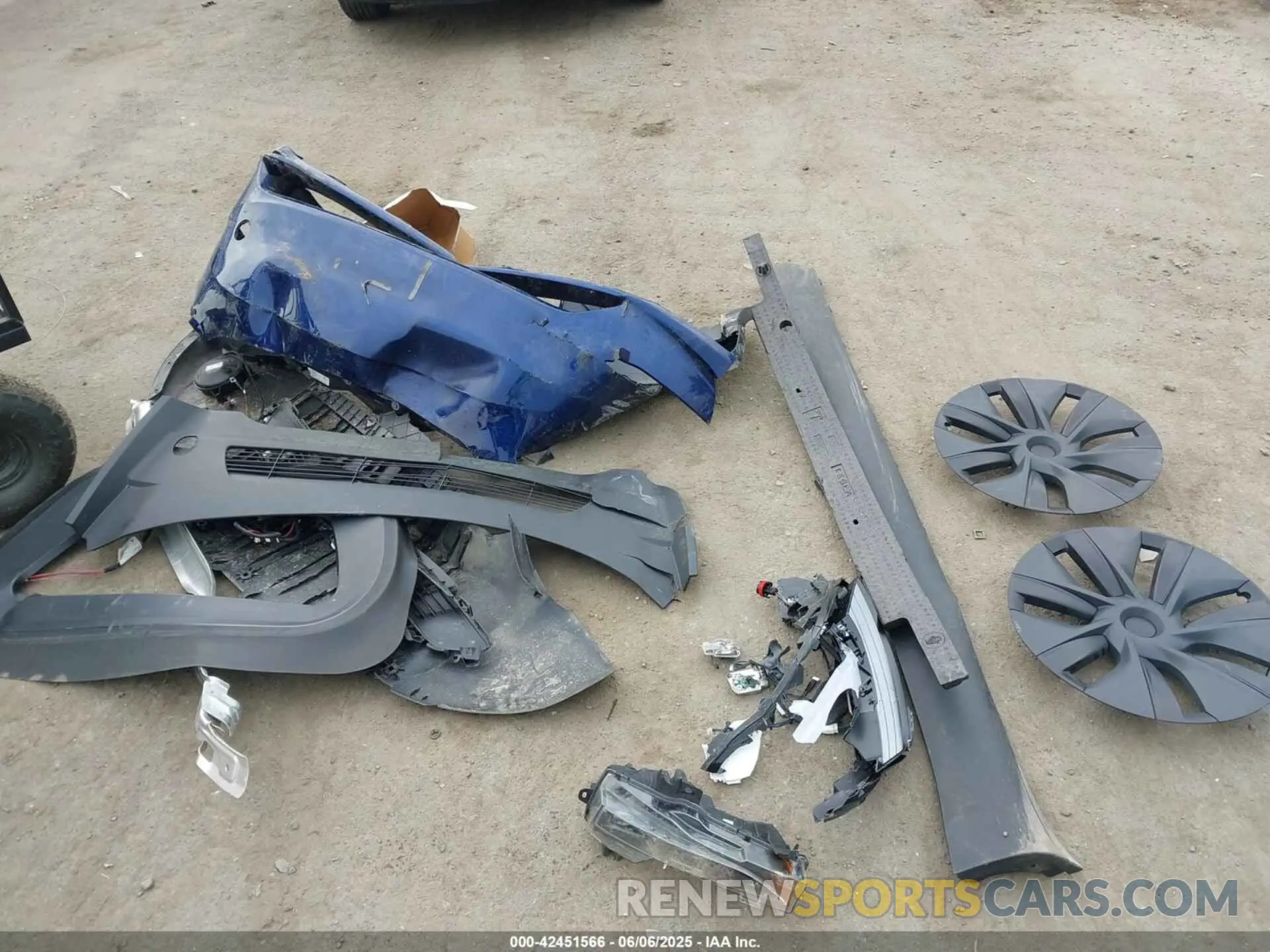 11 Photograph of a damaged car 7SAYGDEE3RA324648 TESLA MODEL Y 2024