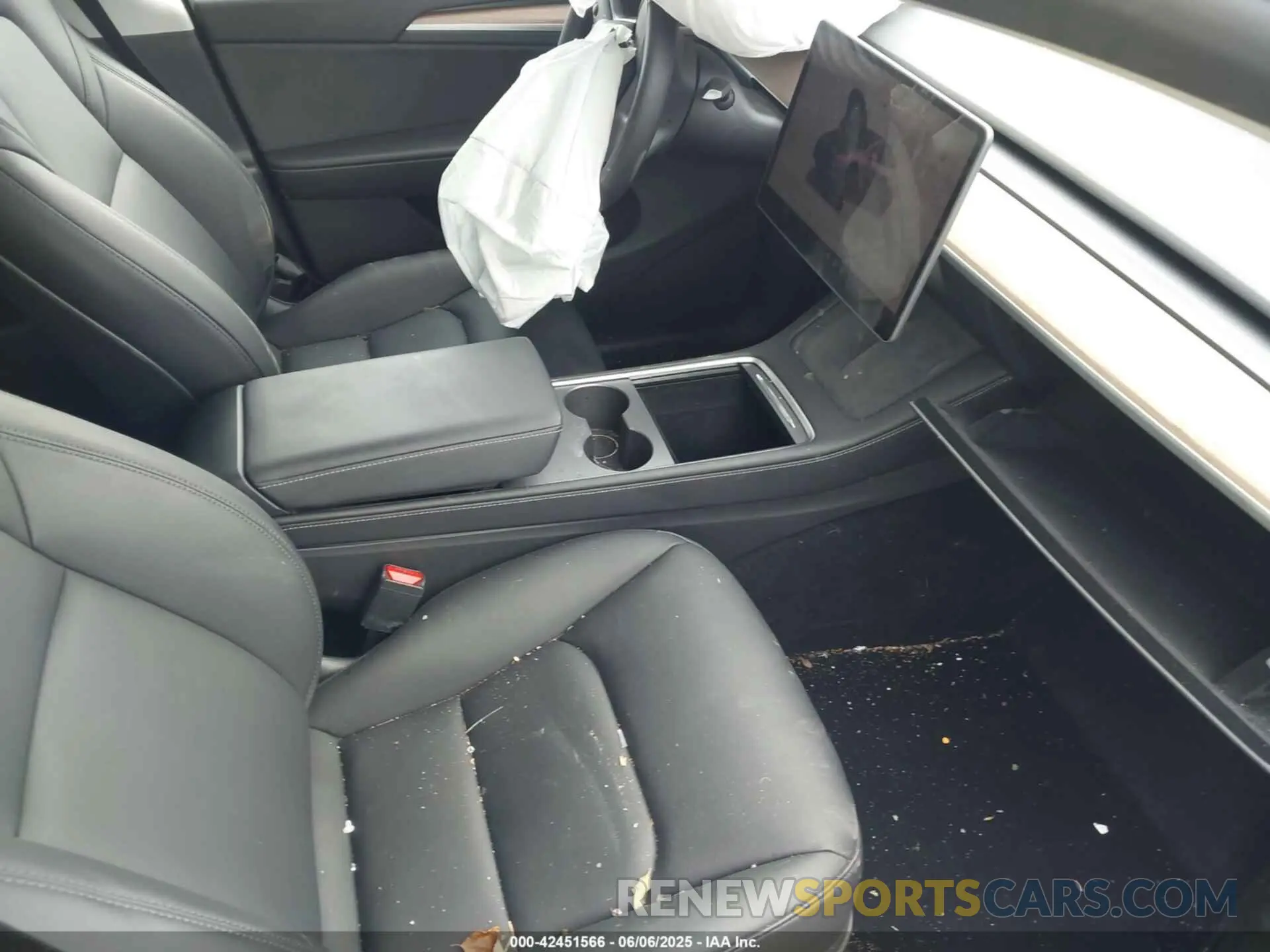 5 Photograph of a damaged car 7SAYGDEE3RA324648 TESLA MODEL Y 2024
