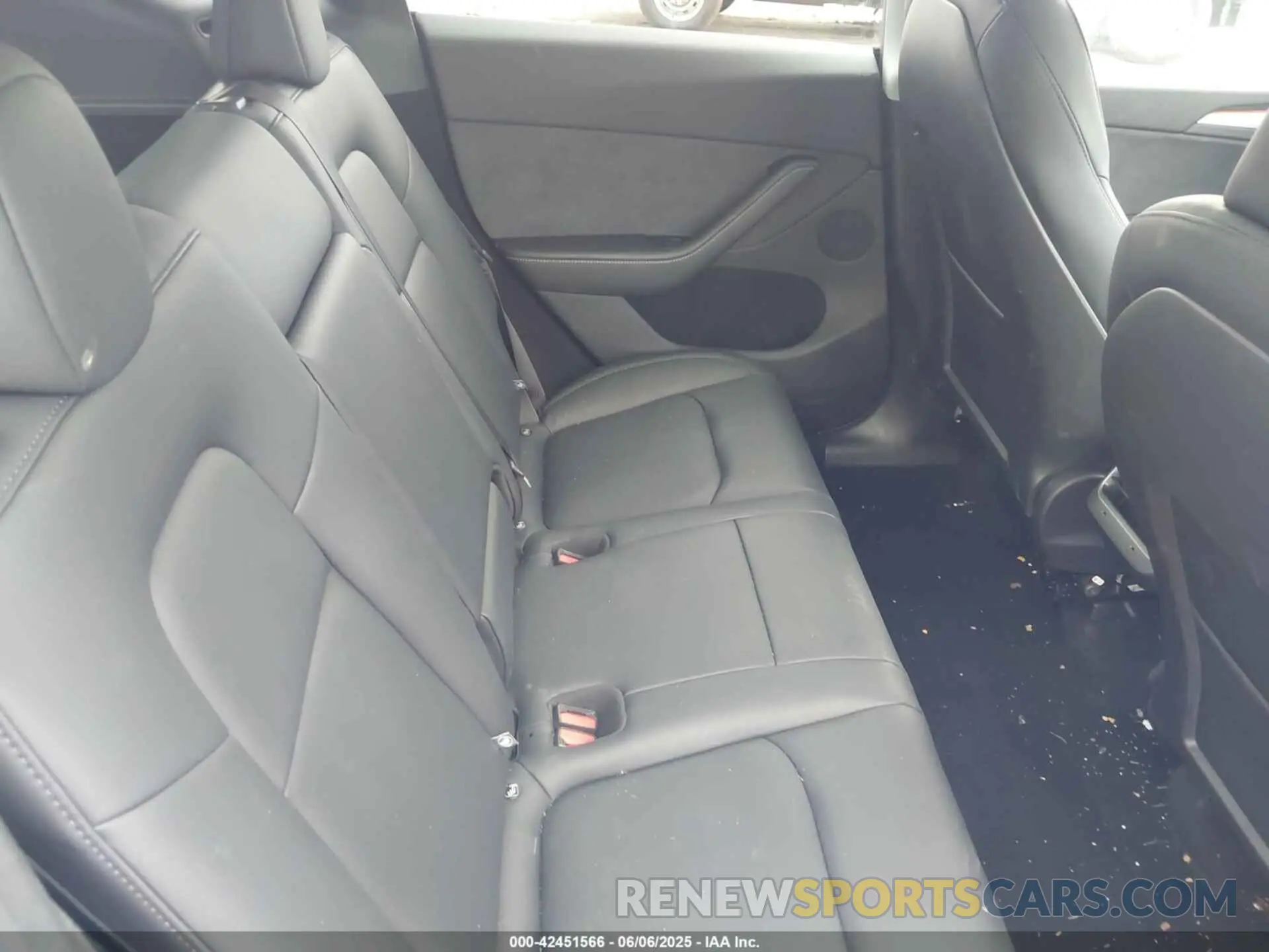 8 Photograph of a damaged car 7SAYGDEE3RA324648 TESLA MODEL Y 2024