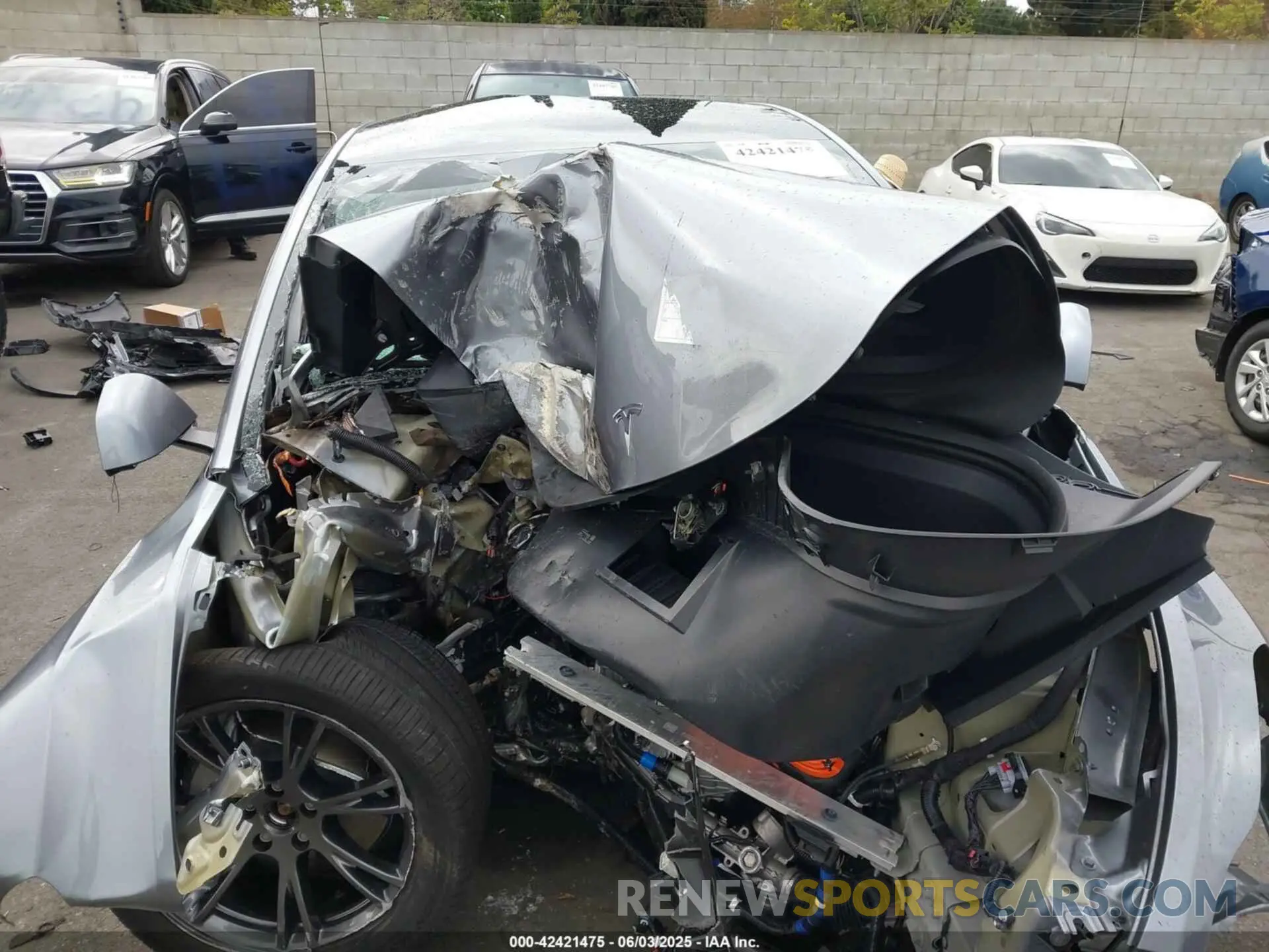 10 Photograph of a damaged car 7SAYGDEE3RA324990 TESLA MODEL Y 2024