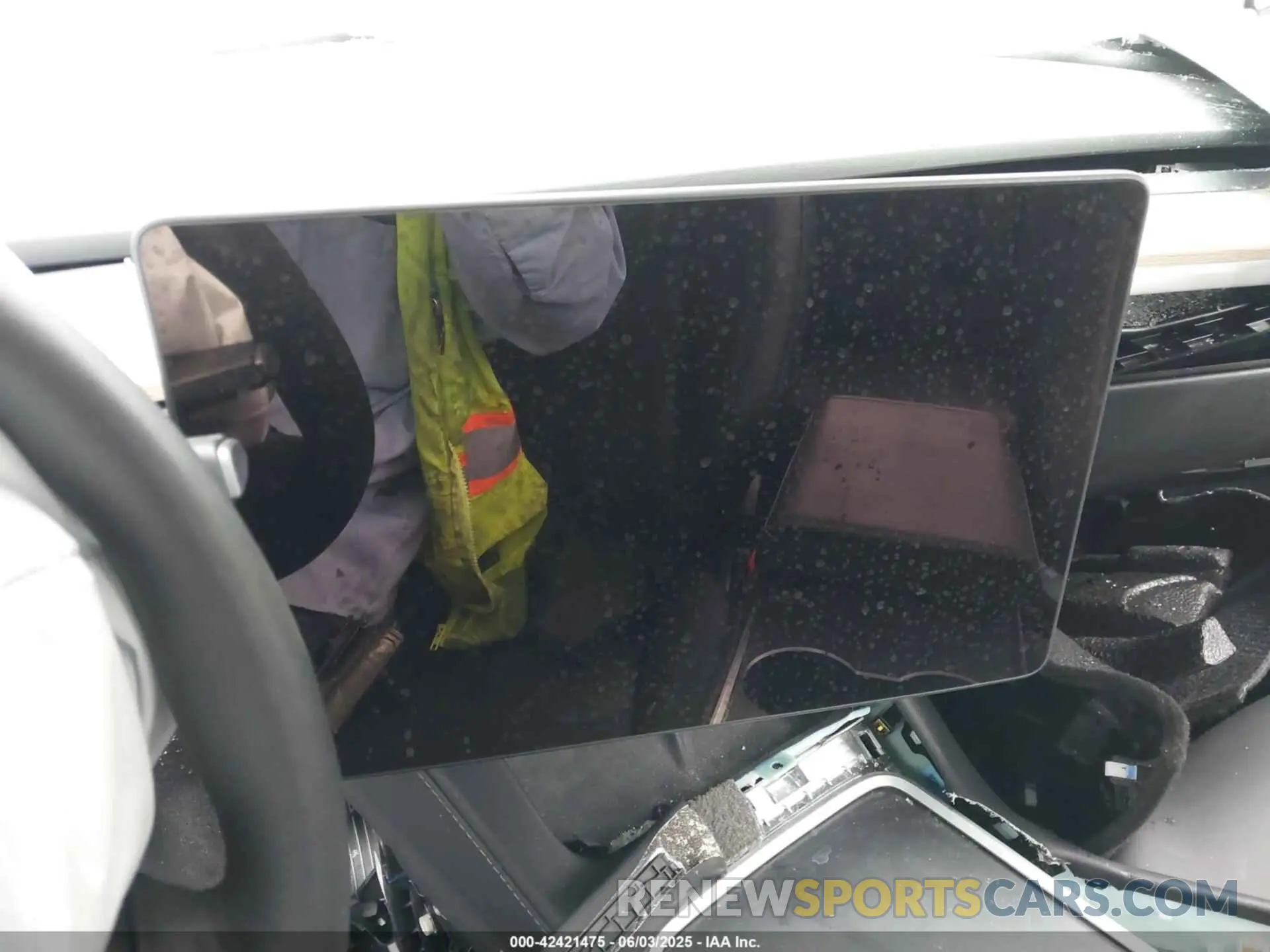 16 Photograph of a damaged car 7SAYGDEE3RA324990 TESLA MODEL Y 2024