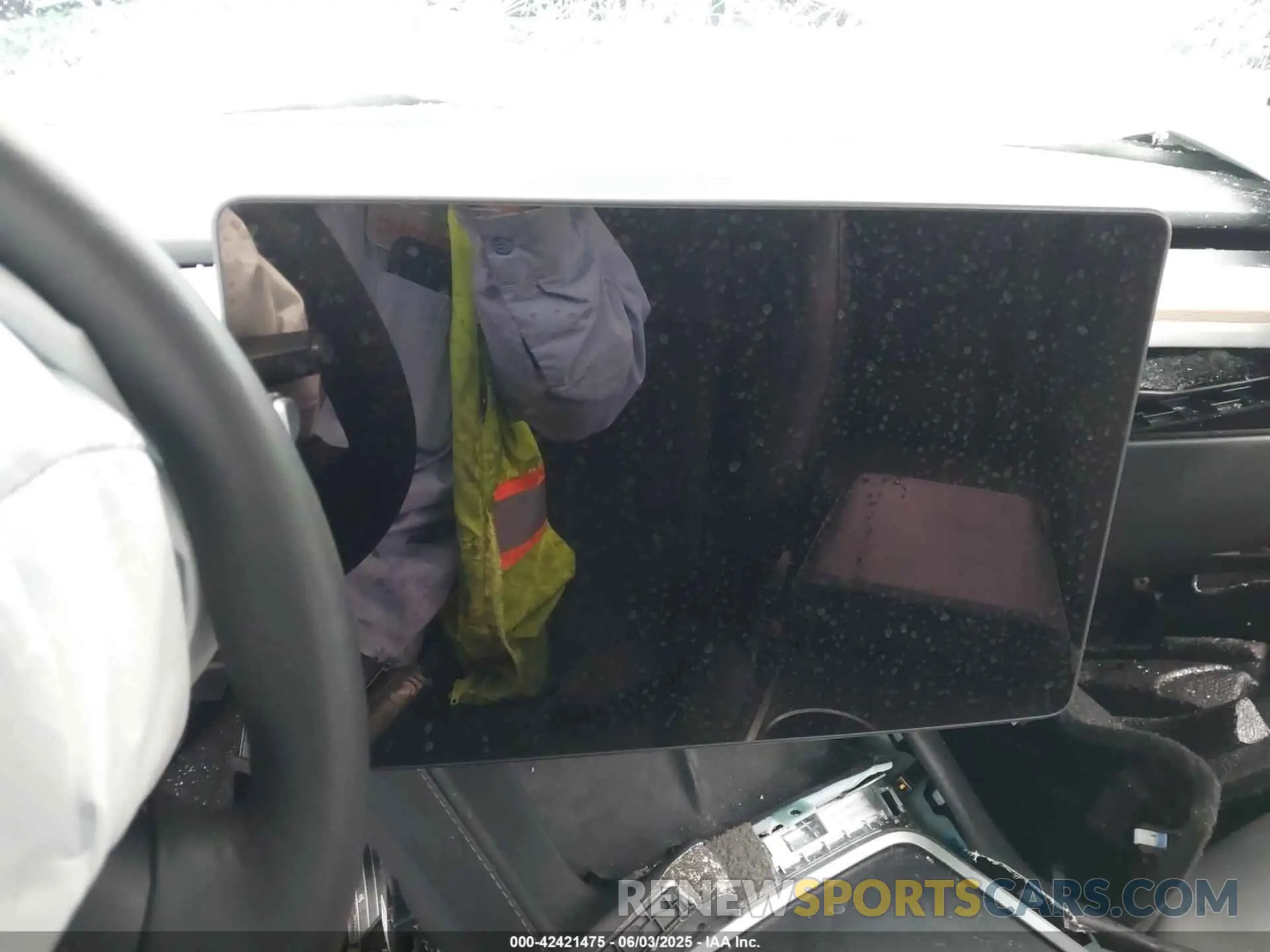 17 Photograph of a damaged car 7SAYGDEE3RA324990 TESLA MODEL Y 2024