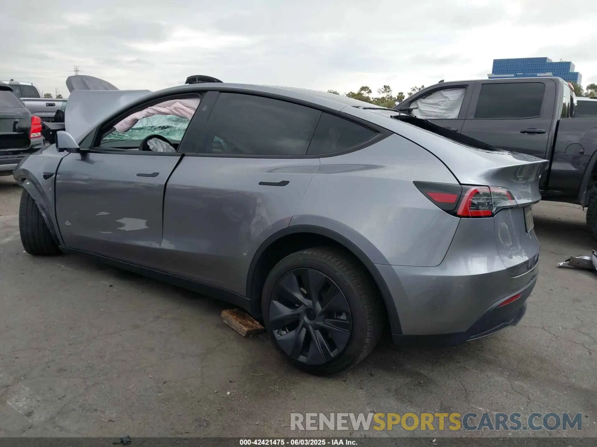 3 Photograph of a damaged car 7SAYGDEE3RA324990 TESLA MODEL Y 2024