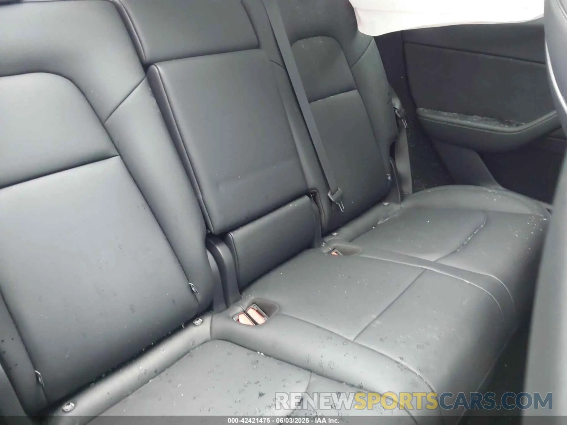 8 Photograph of a damaged car 7SAYGDEE3RA324990 TESLA MODEL Y 2024