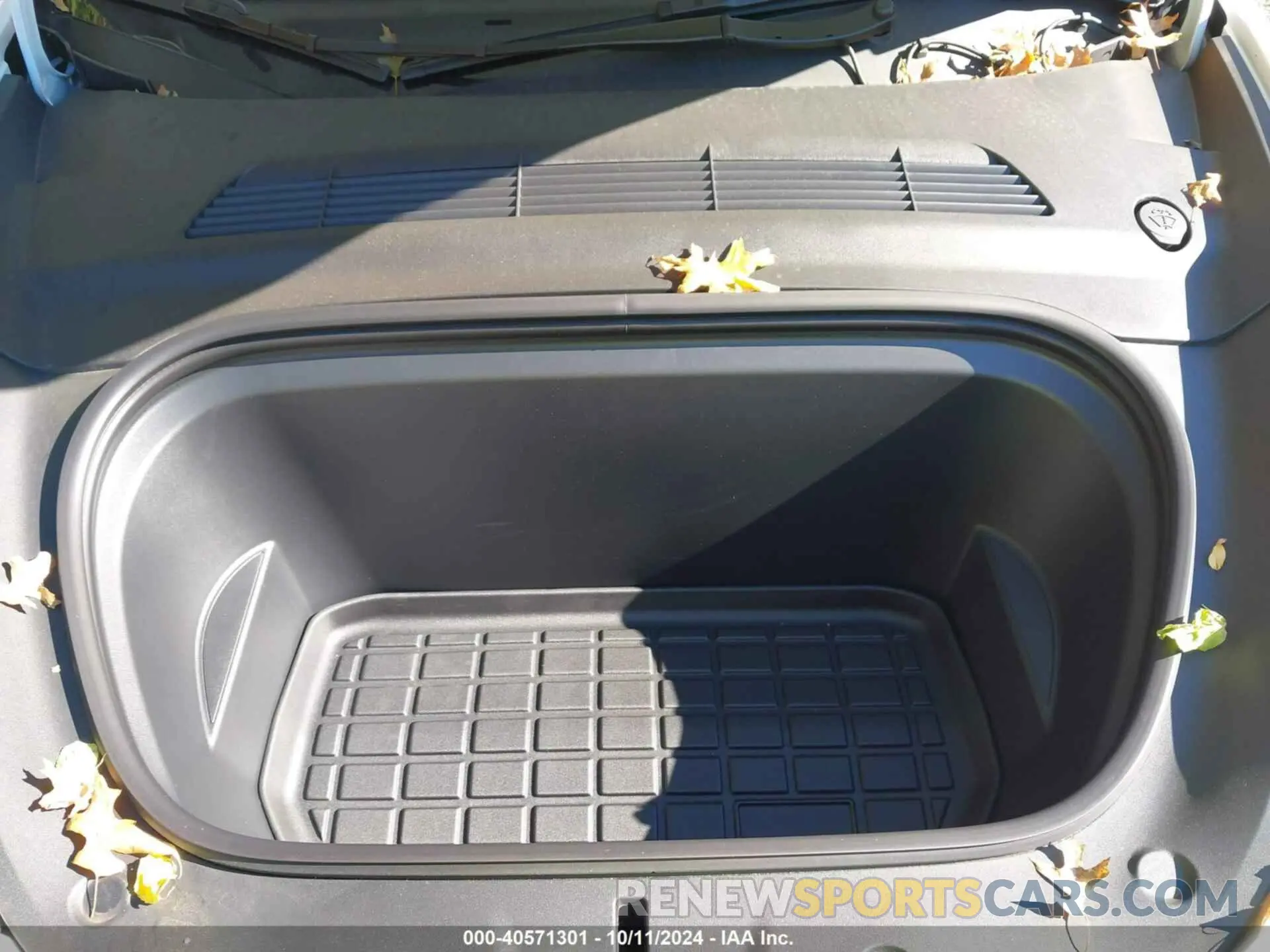 10 Photograph of a damaged car 7SAYGDEE3RF007794 TESLA MODEL Y 2024