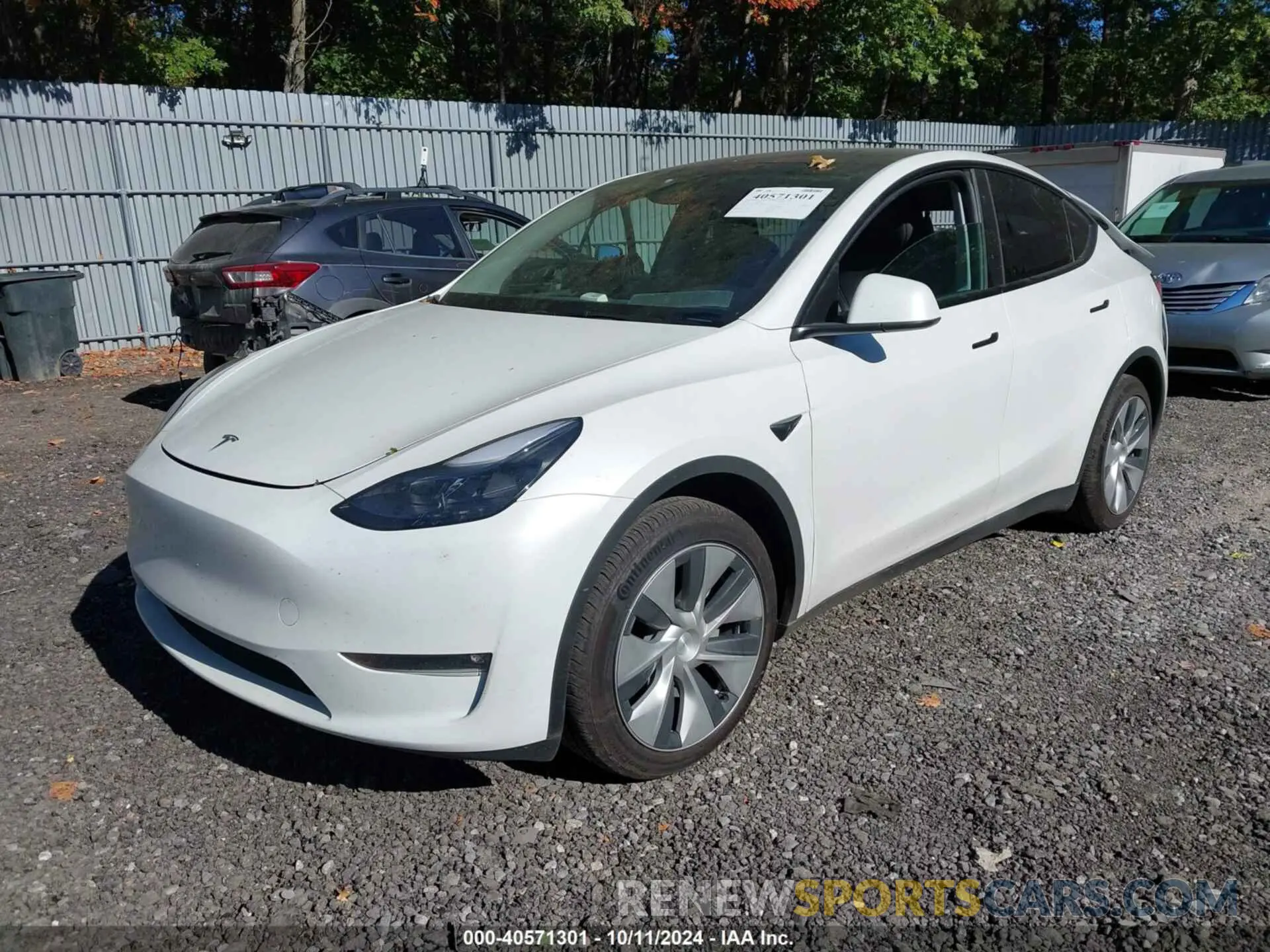 2 Photograph of a damaged car 7SAYGDEE3RF007794 TESLA MODEL Y 2024