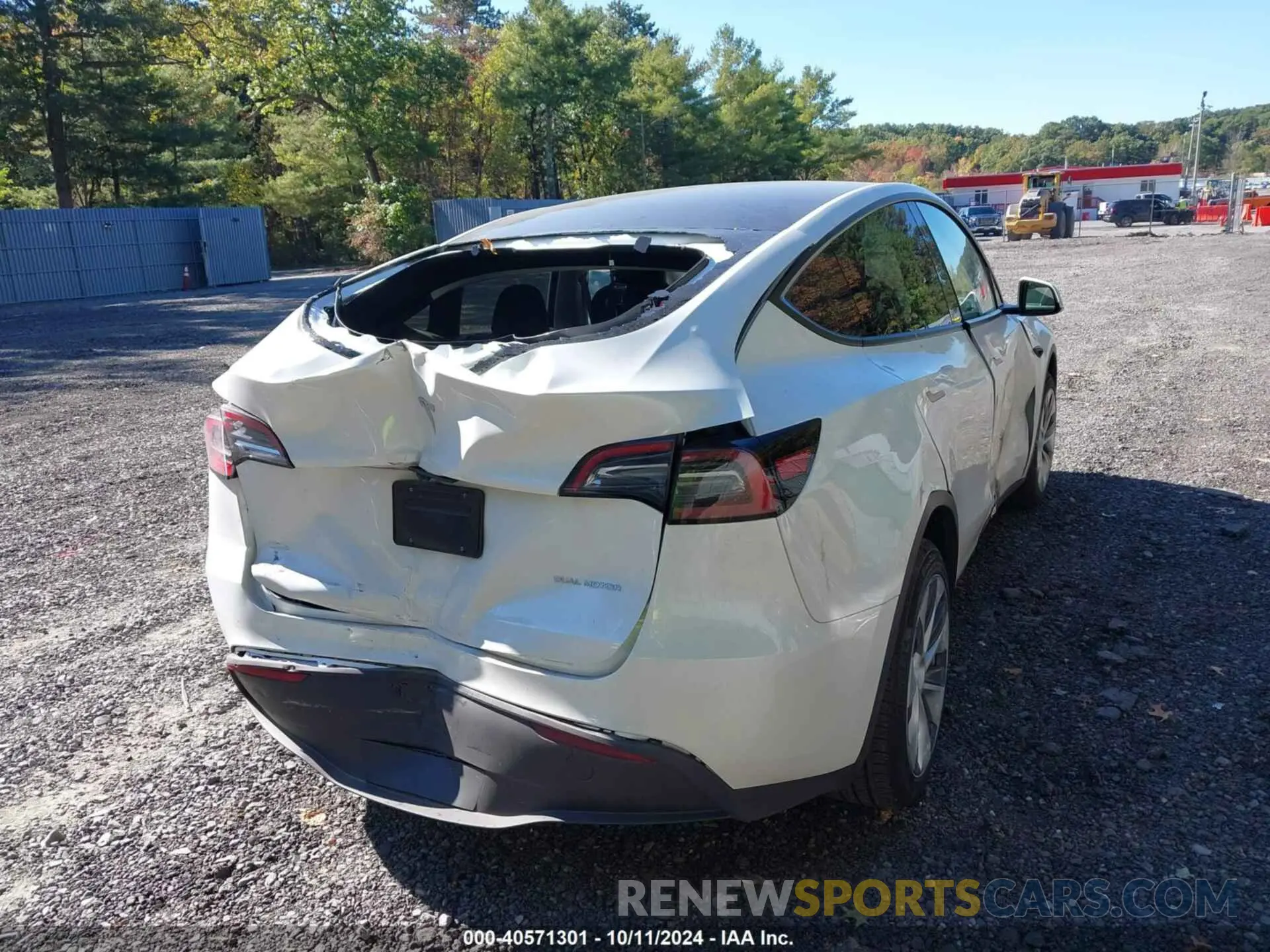 6 Photograph of a damaged car 7SAYGDEE3RF007794 TESLA MODEL Y 2024