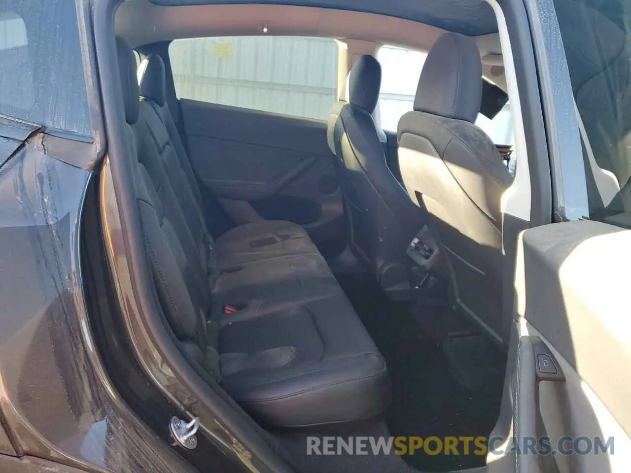 10 Photograph of a damaged car 7SAYGDEE3RF008119 TESLA MODEL Y 2024