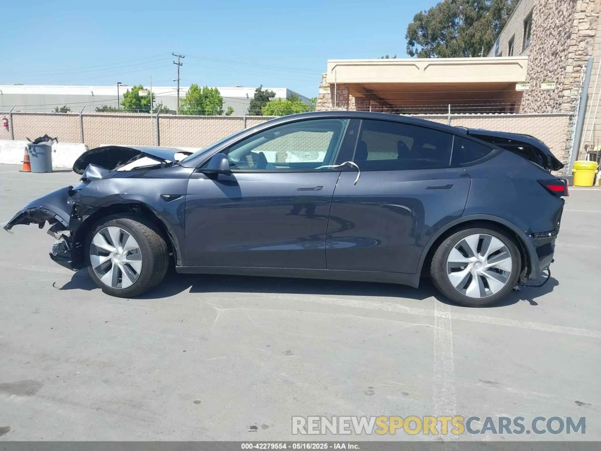 14 Photograph of a damaged car 7SAYGDEE3RF070846 TESLA MODEL Y 2024