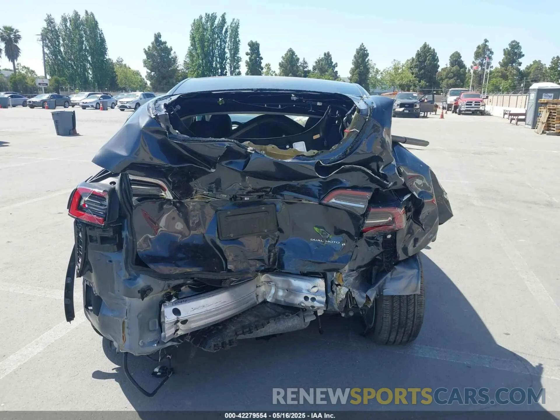 16 Photograph of a damaged car 7SAYGDEE3RF070846 TESLA MODEL Y 2024