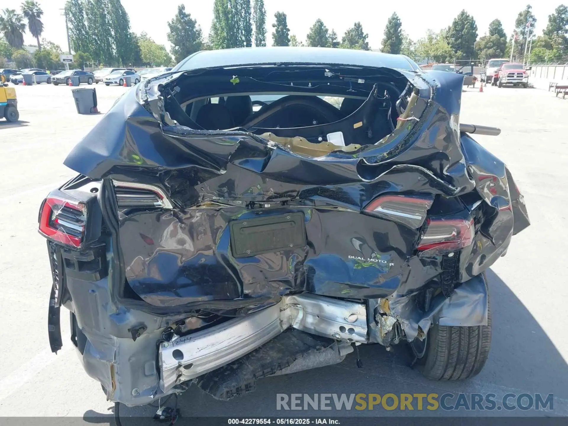 19 Photograph of a damaged car 7SAYGDEE3RF070846 TESLA MODEL Y 2024