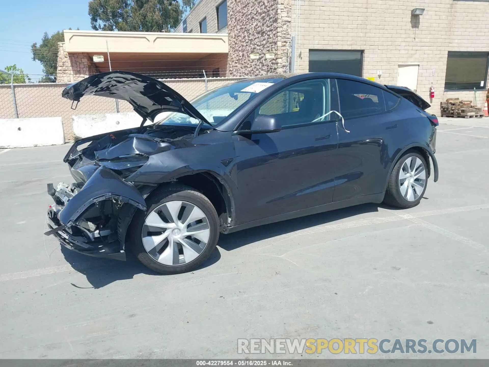 2 Photograph of a damaged car 7SAYGDEE3RF070846 TESLA MODEL Y 2024