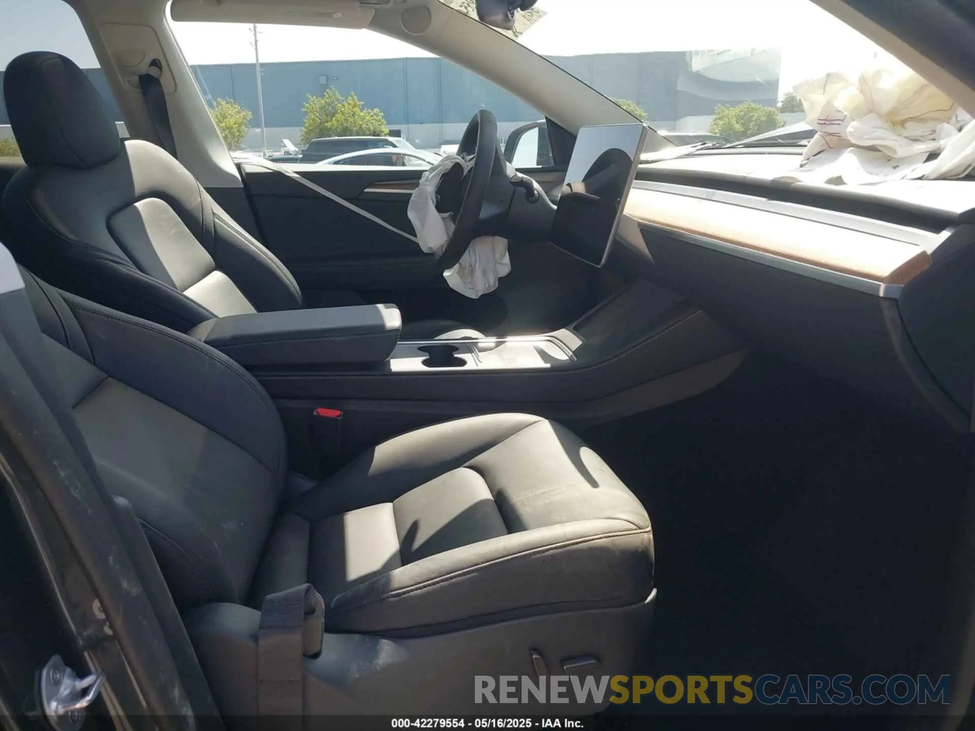 5 Photograph of a damaged car 7SAYGDEE3RF070846 TESLA MODEL Y 2024