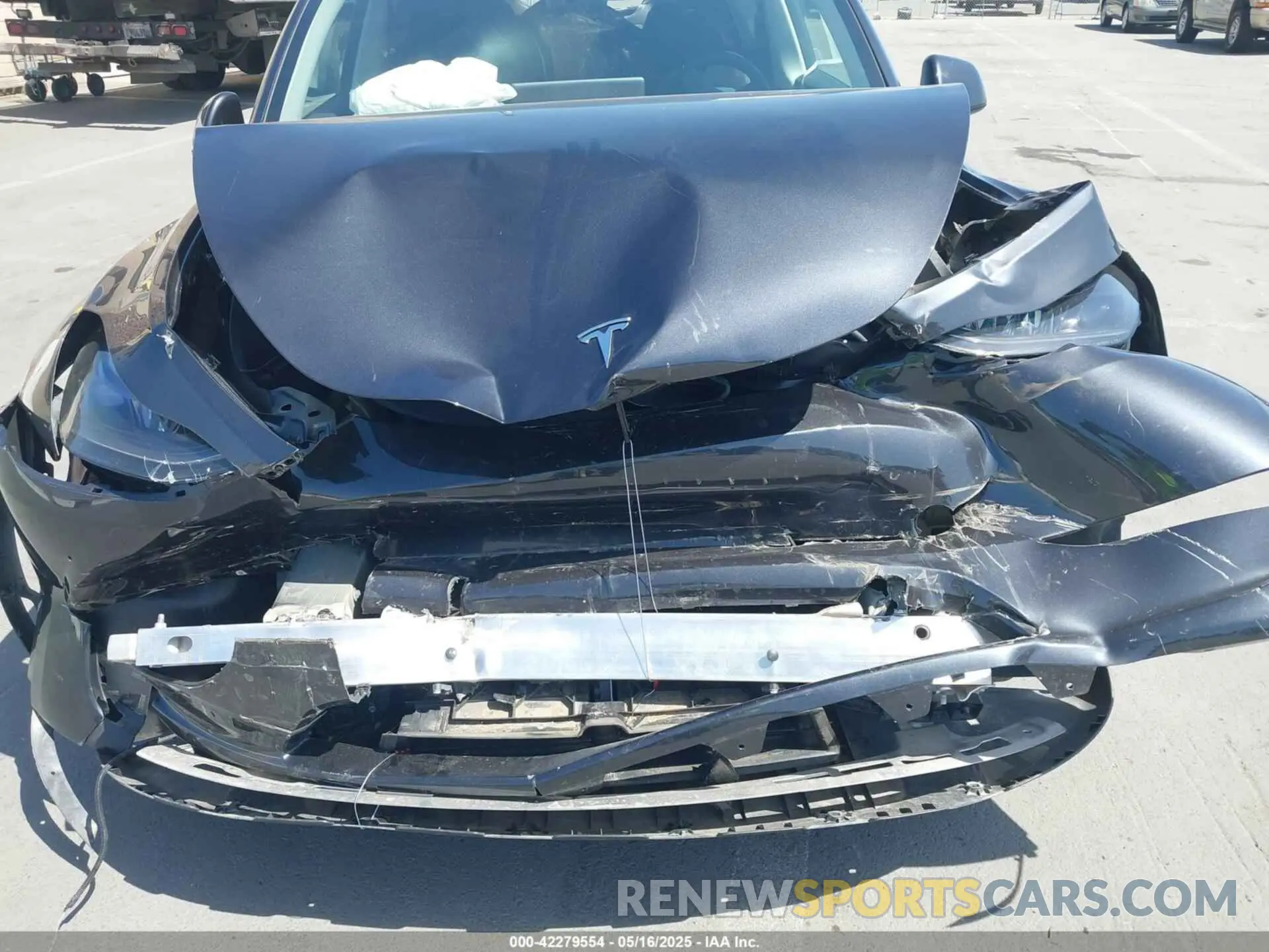 6 Photograph of a damaged car 7SAYGDEE3RF070846 TESLA MODEL Y 2024