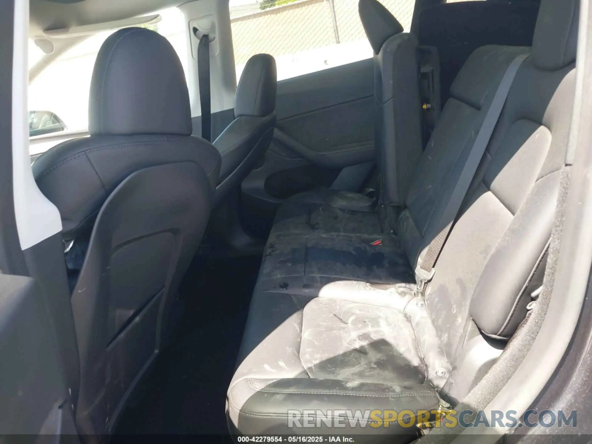 8 Photograph of a damaged car 7SAYGDEE3RF070846 TESLA MODEL Y 2024
