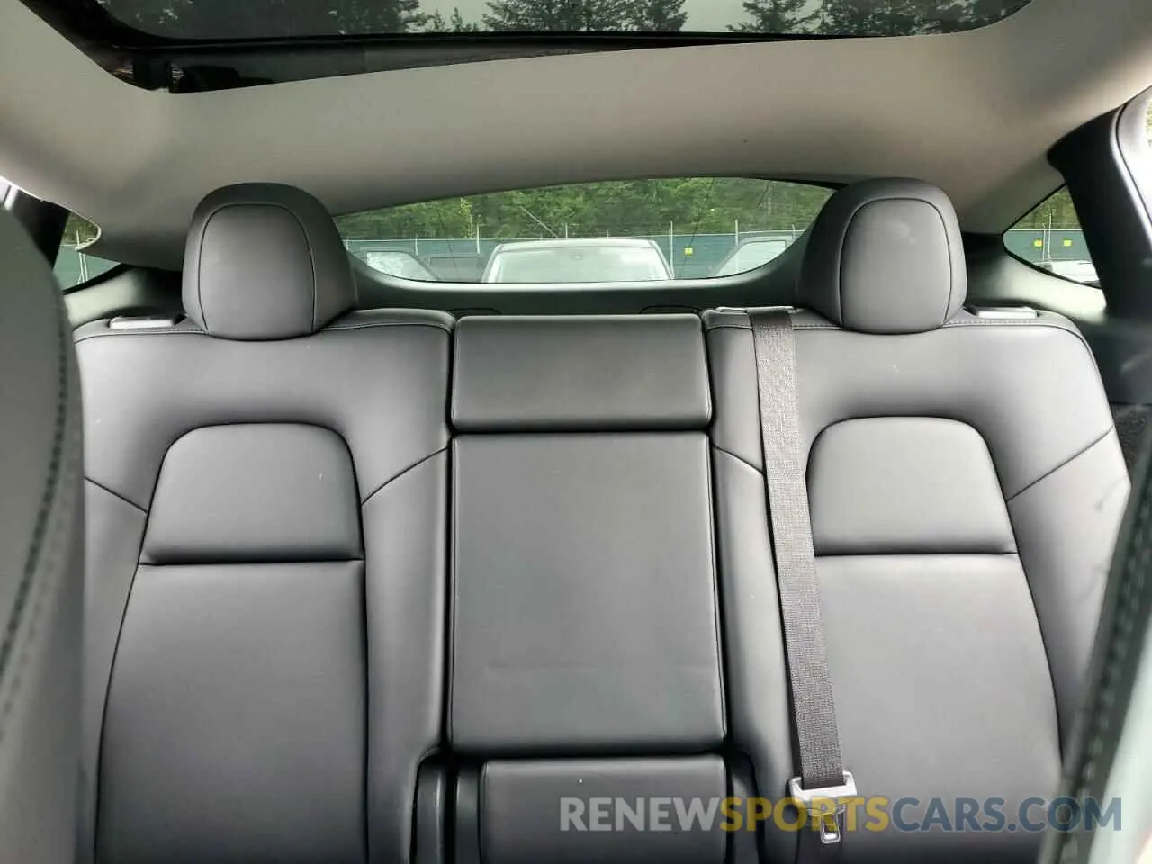 10 Photograph of a damaged car 7SAYGDEE3RF072919 TESLA MODEL Y 2024