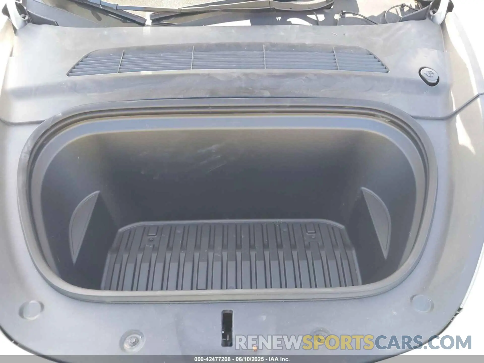 10 Photograph of a damaged car 7SAYGDEE3RF166962 TESLA MODEL Y 2024