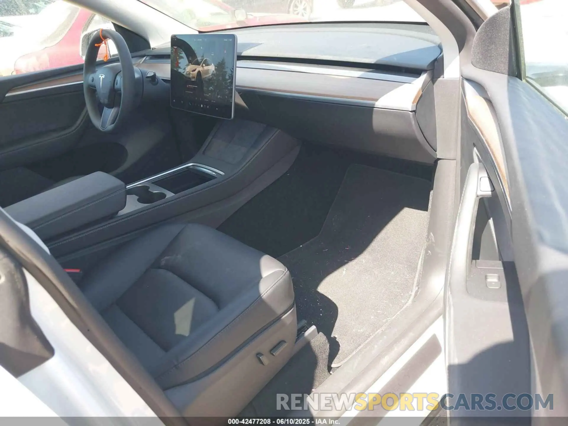 5 Photograph of a damaged car 7SAYGDEE3RF166962 TESLA MODEL Y 2024
