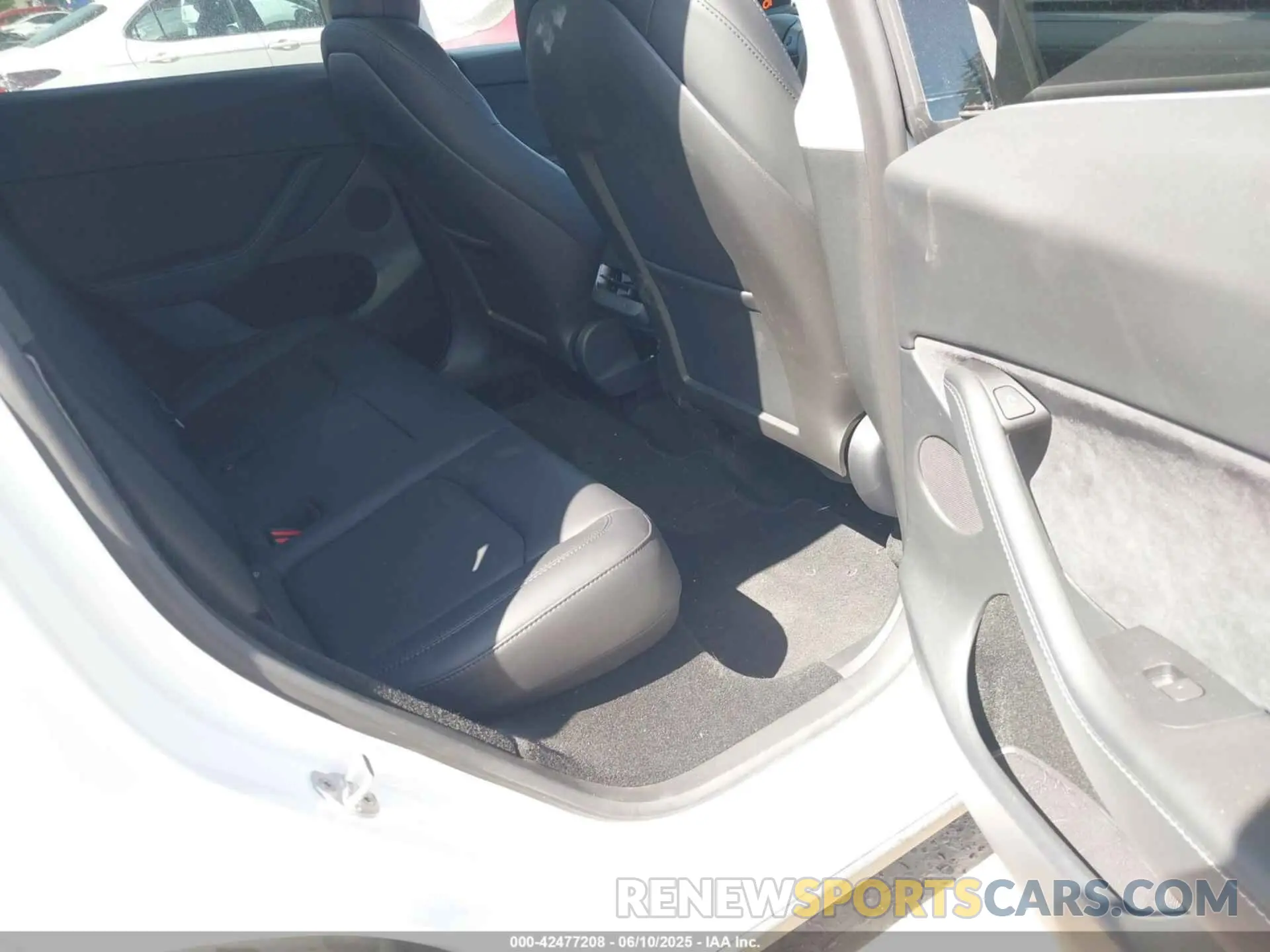8 Photograph of a damaged car 7SAYGDEE3RF166962 TESLA MODEL Y 2024