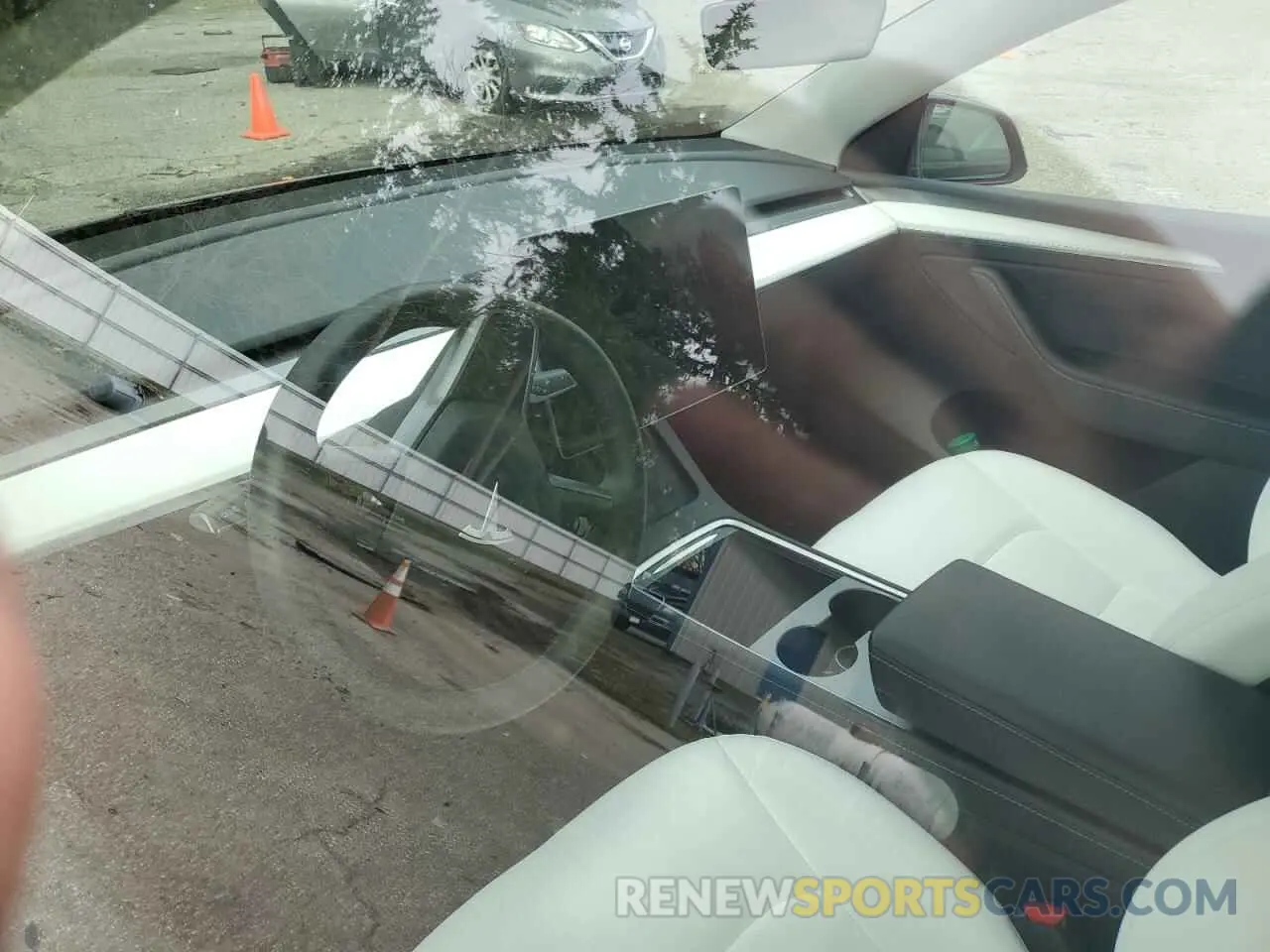 8 Photograph of a damaged car 7SAYGDEE3RF205470 TESLA MODEL Y 2024