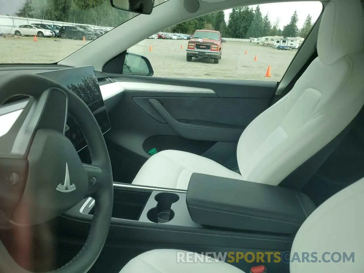 9 Photograph of a damaged car 7SAYGDEE3RF205470 TESLA MODEL Y 2024