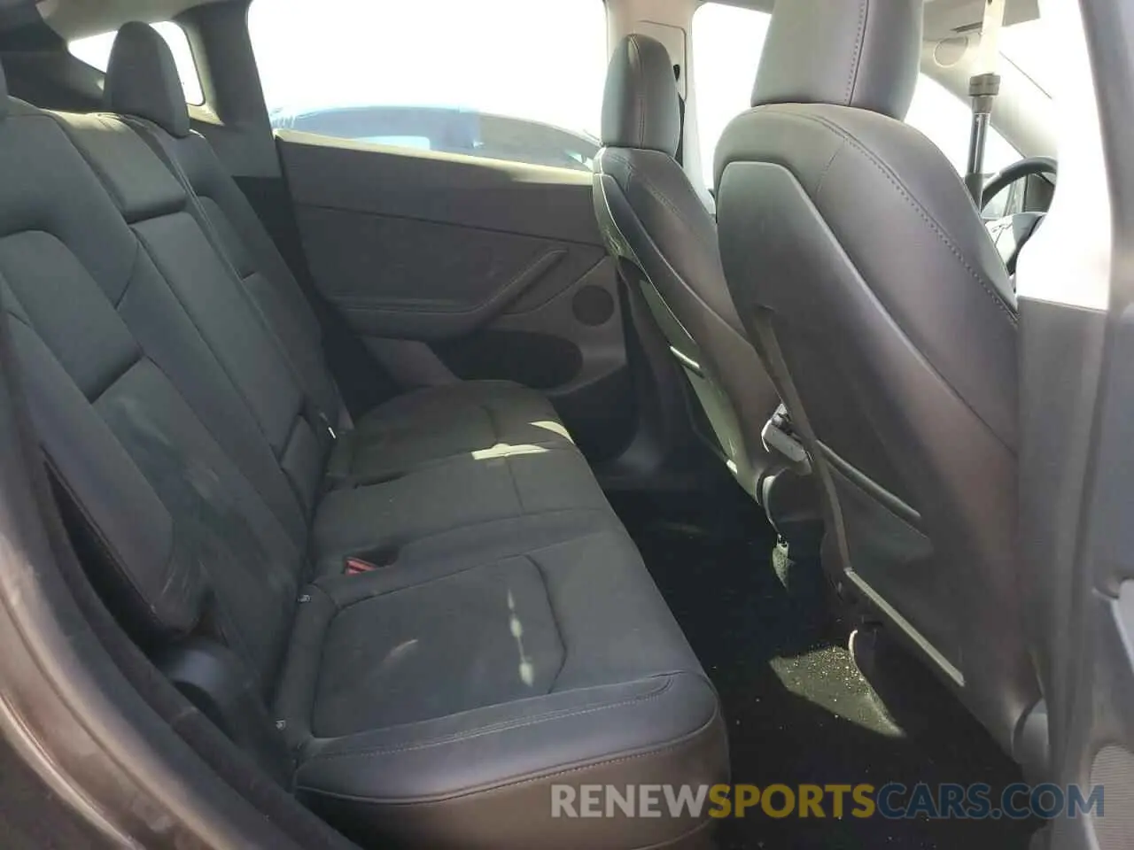 11 Photograph of a damaged car 7SAYGDEE3RF991013 TESLA MODEL Y 2024