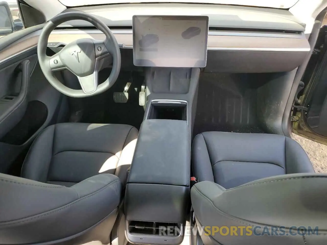 8 Photograph of a damaged car 7SAYGDEE3RF991013 TESLA MODEL Y 2024