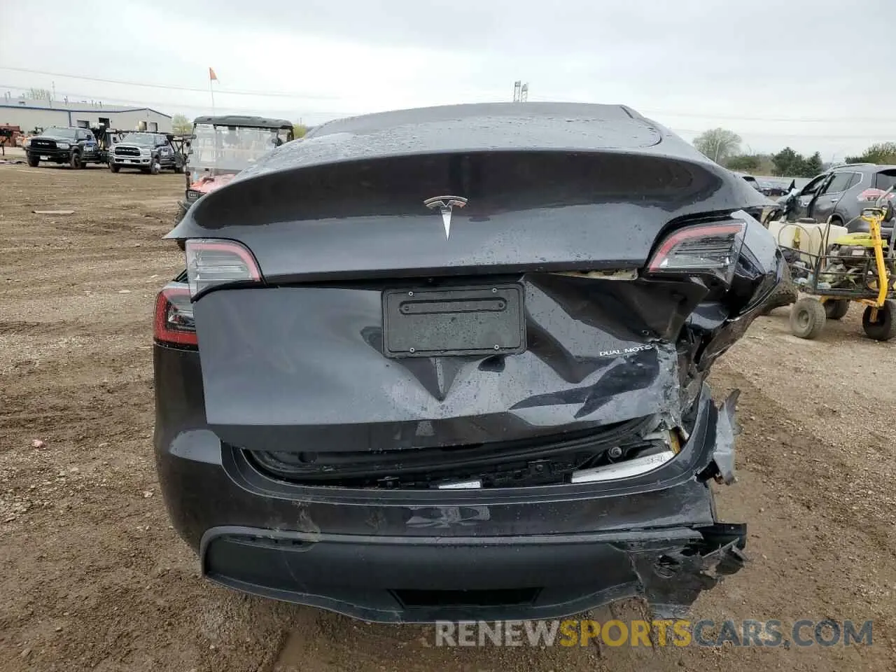 6 Photograph of a damaged car 7SAYGDEE3RF994655 TESLA MODEL Y 2024