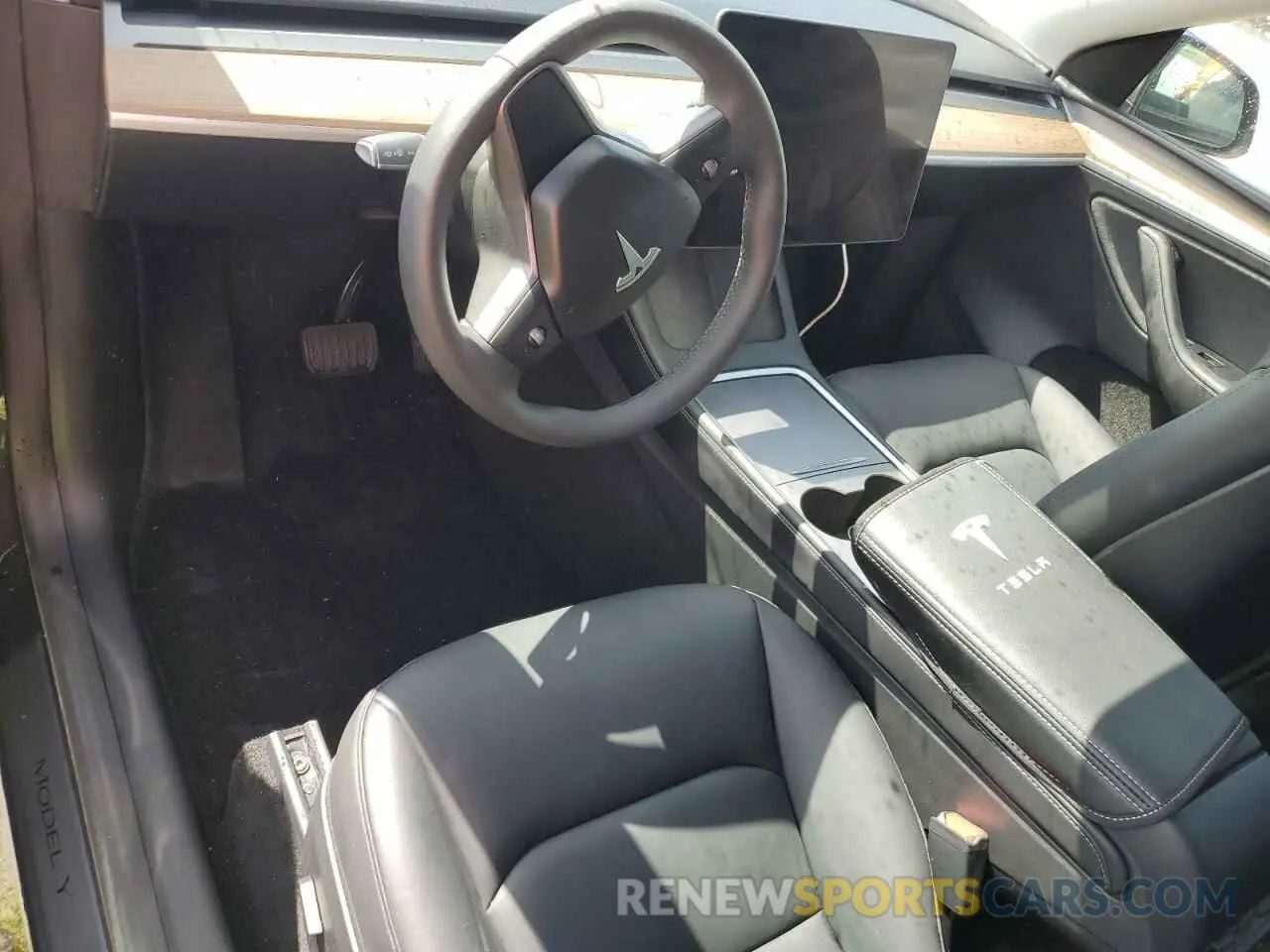 8 Photograph of a damaged car 7SAYGDEE4RA234411 TESLA MODEL Y 2024