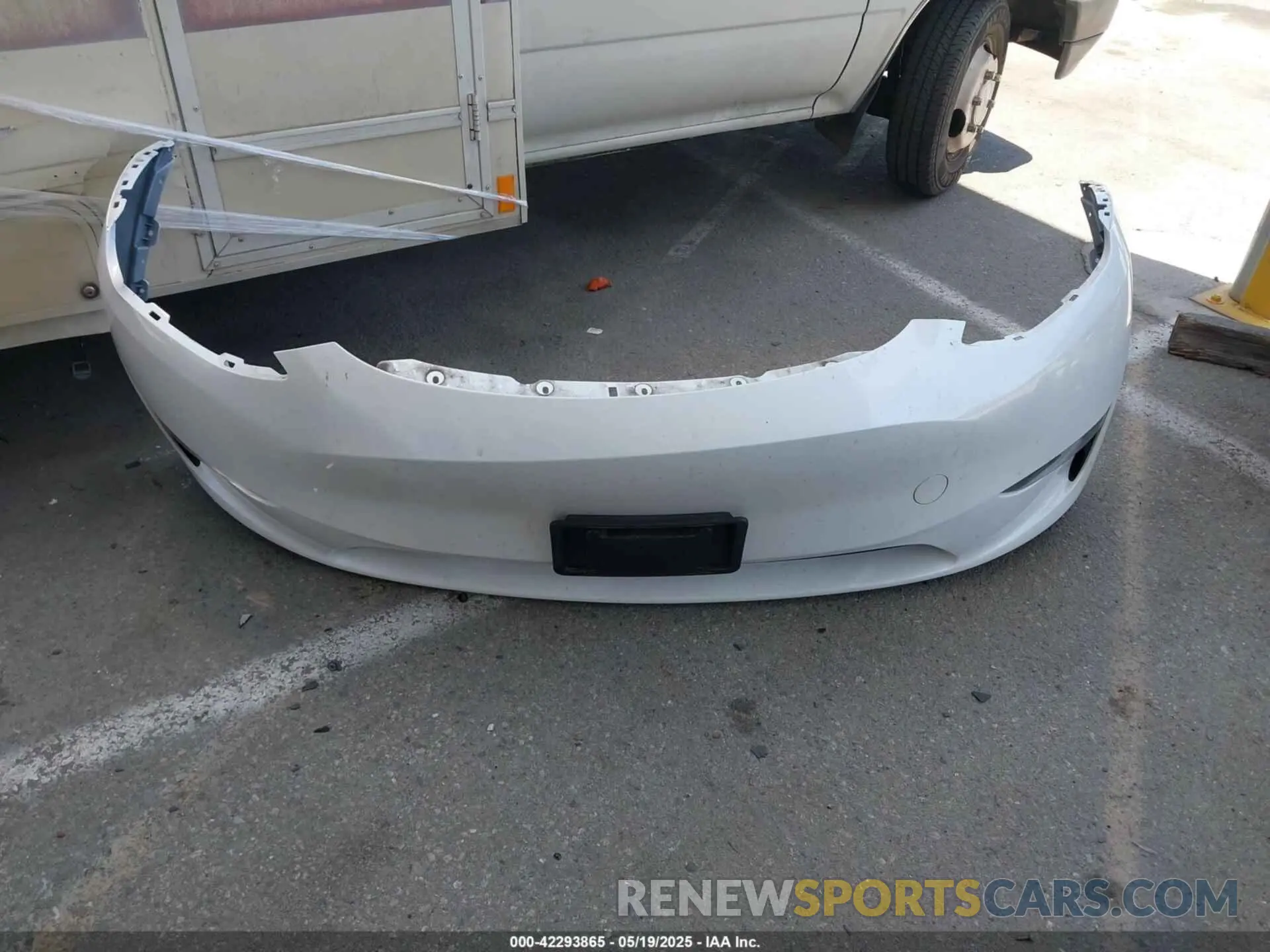 11 Photograph of a damaged car 7SAYGDEE4RA258384 TESLA MODEL Y 2024