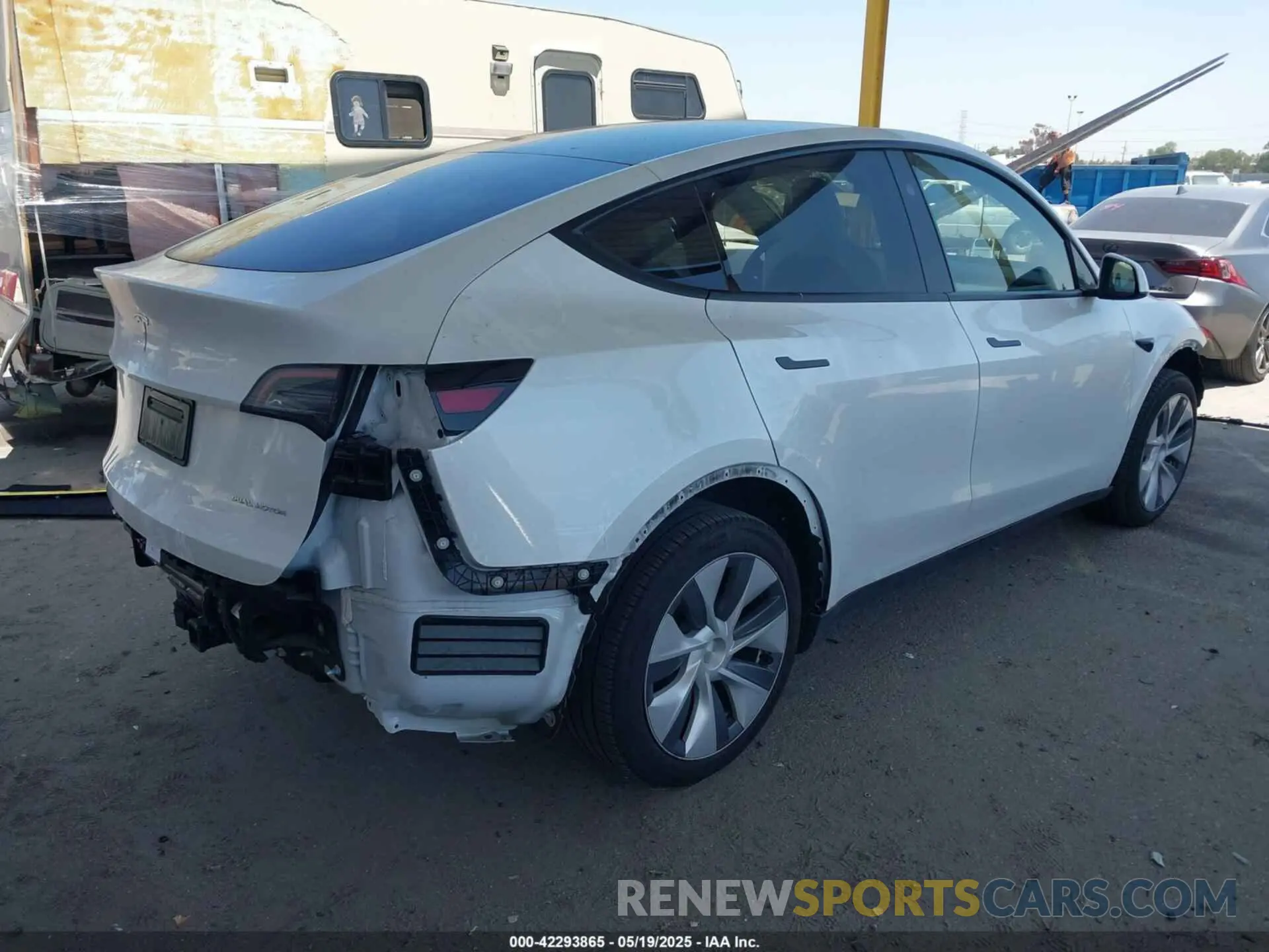 4 Photograph of a damaged car 7SAYGDEE4RA258384 TESLA MODEL Y 2024
