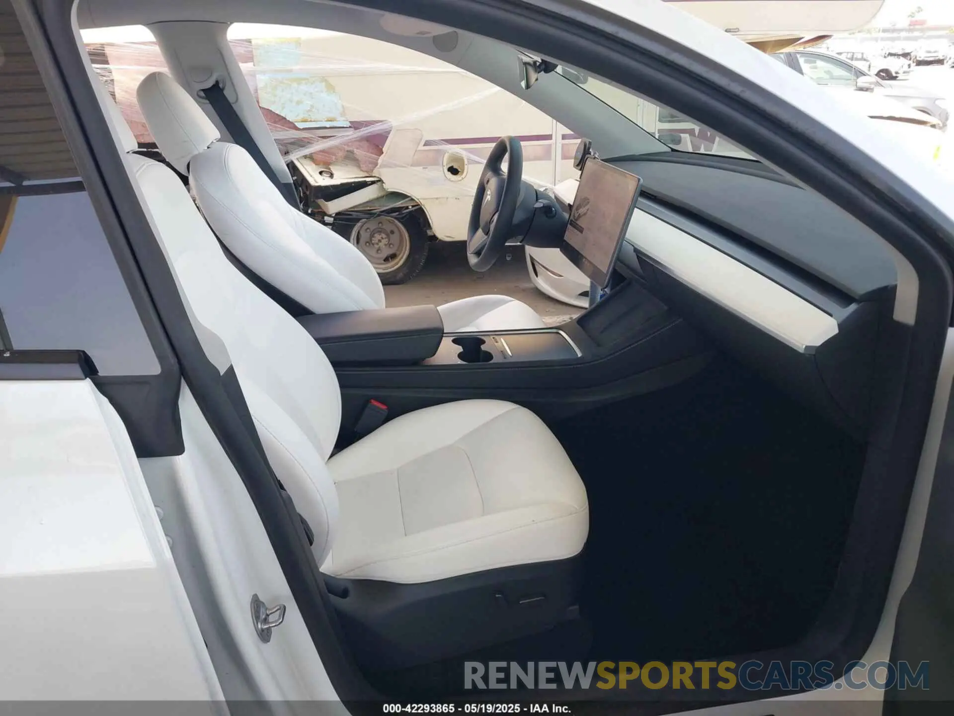 5 Photograph of a damaged car 7SAYGDEE4RA258384 TESLA MODEL Y 2024
