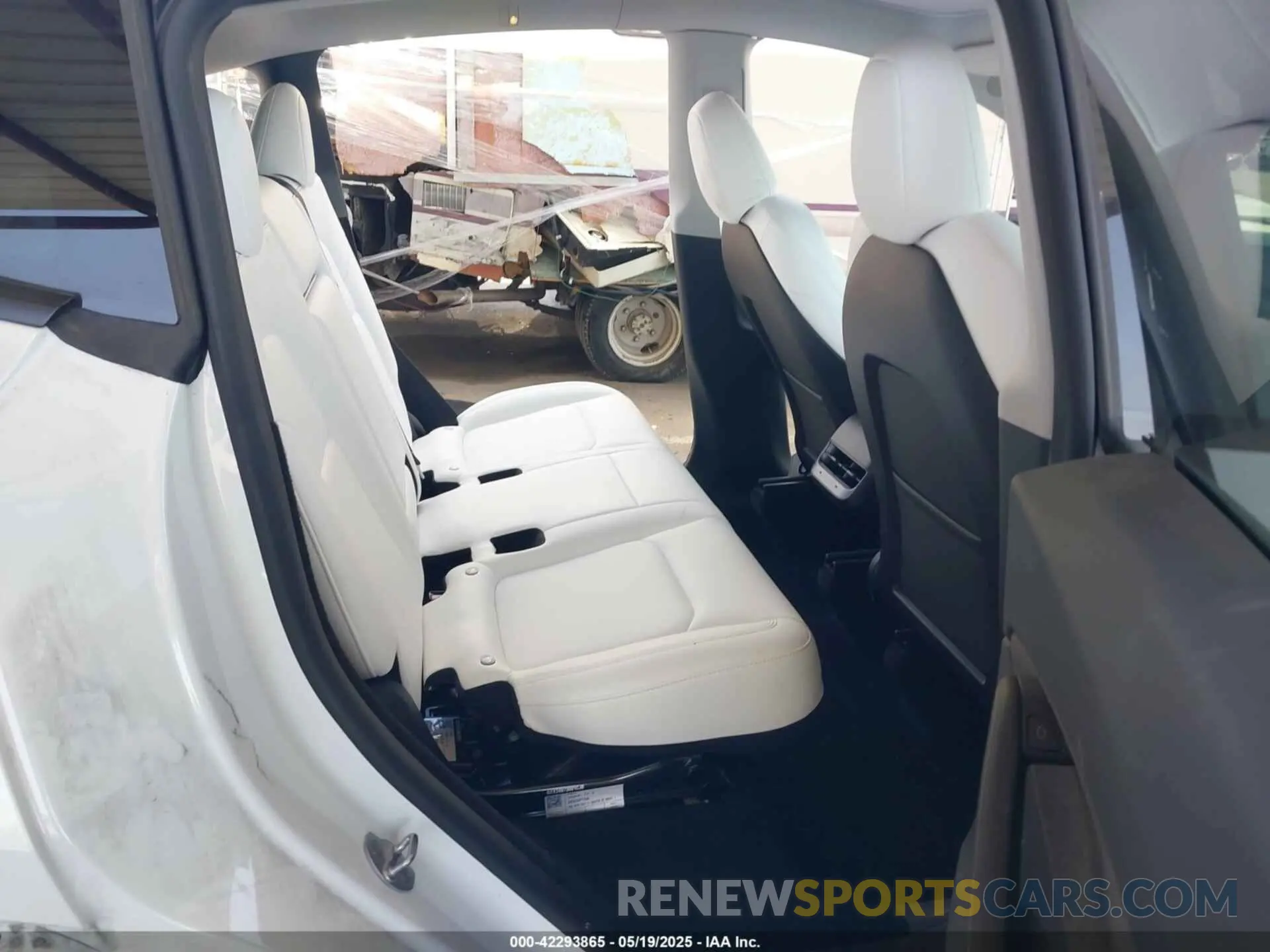 8 Photograph of a damaged car 7SAYGDEE4RA258384 TESLA MODEL Y 2024