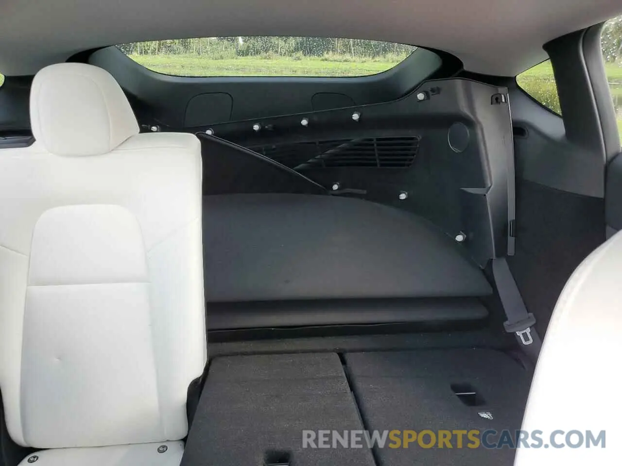 10 Photograph of a damaged car 7SAYGDEE4RA261012 TESLA MODEL Y 2024
