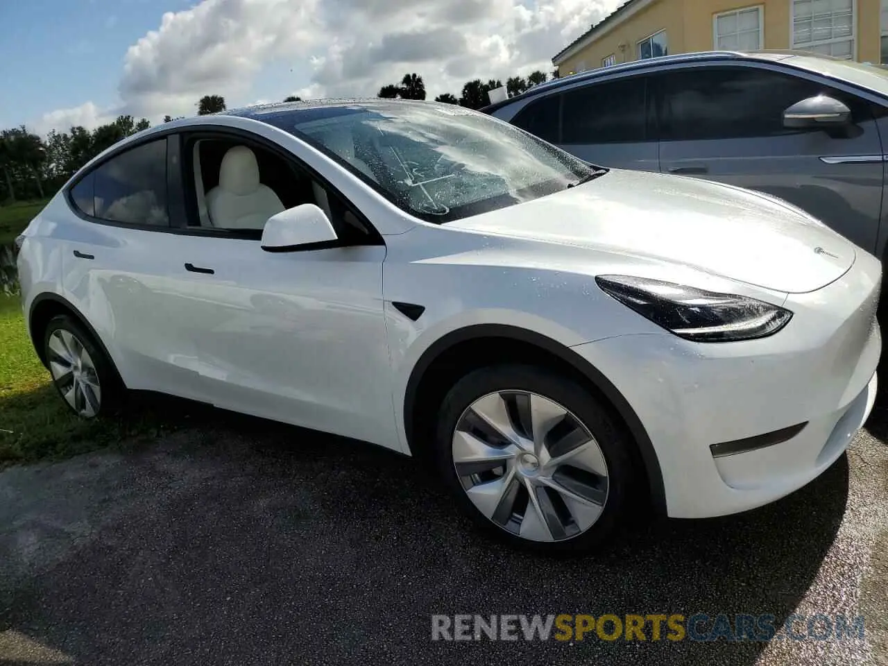 4 Photograph of a damaged car 7SAYGDEE4RA261012 TESLA MODEL Y 2024