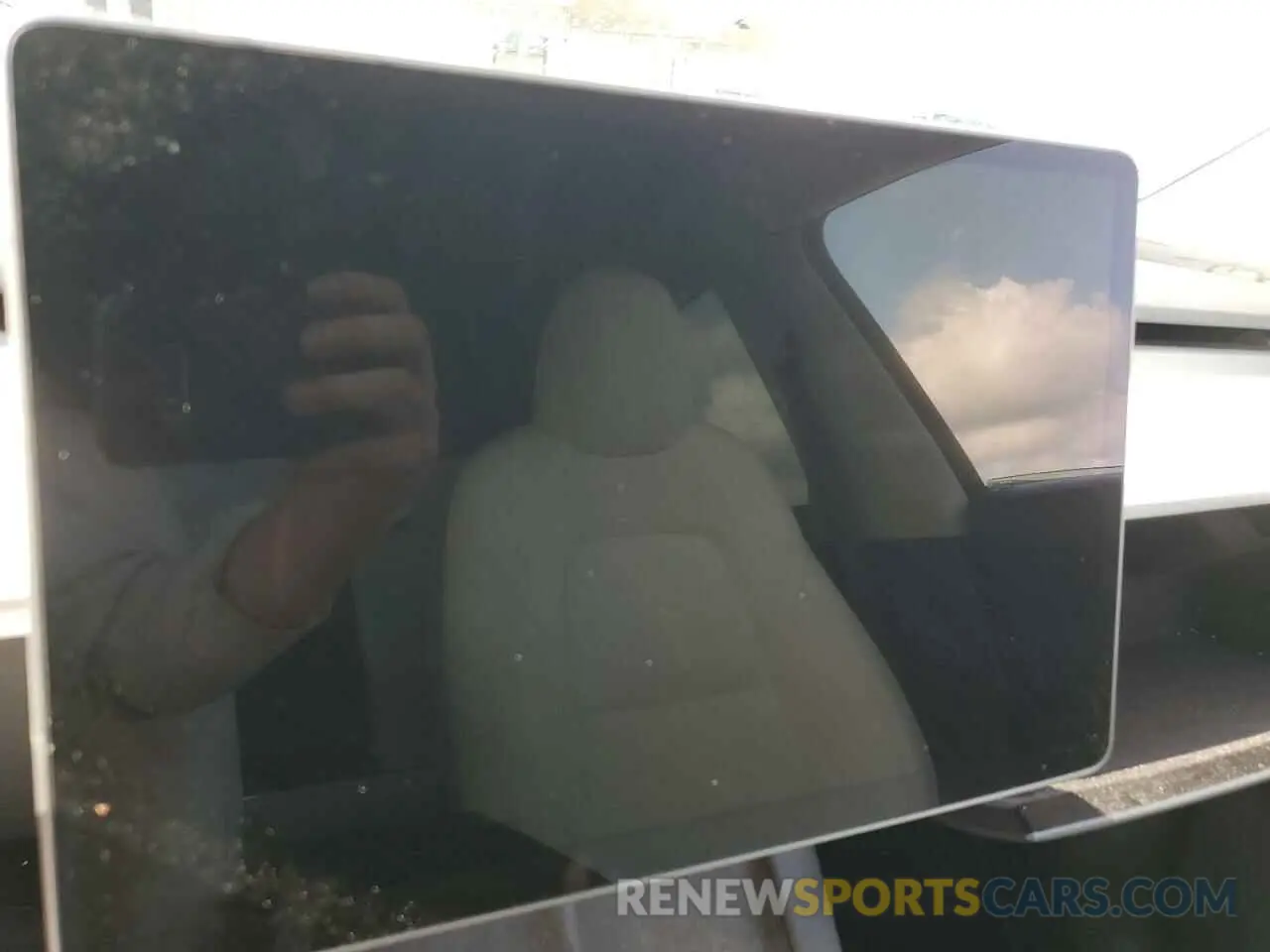 9 Photograph of a damaged car 7SAYGDEE4RA261012 TESLA MODEL Y 2024