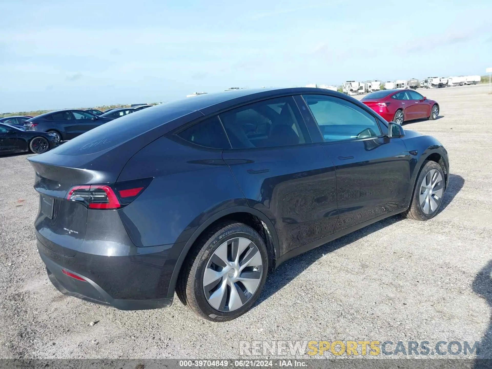 4 Photograph of a damaged car 7SAYGDEE4RA283088 TESLA MODEL Y 2024