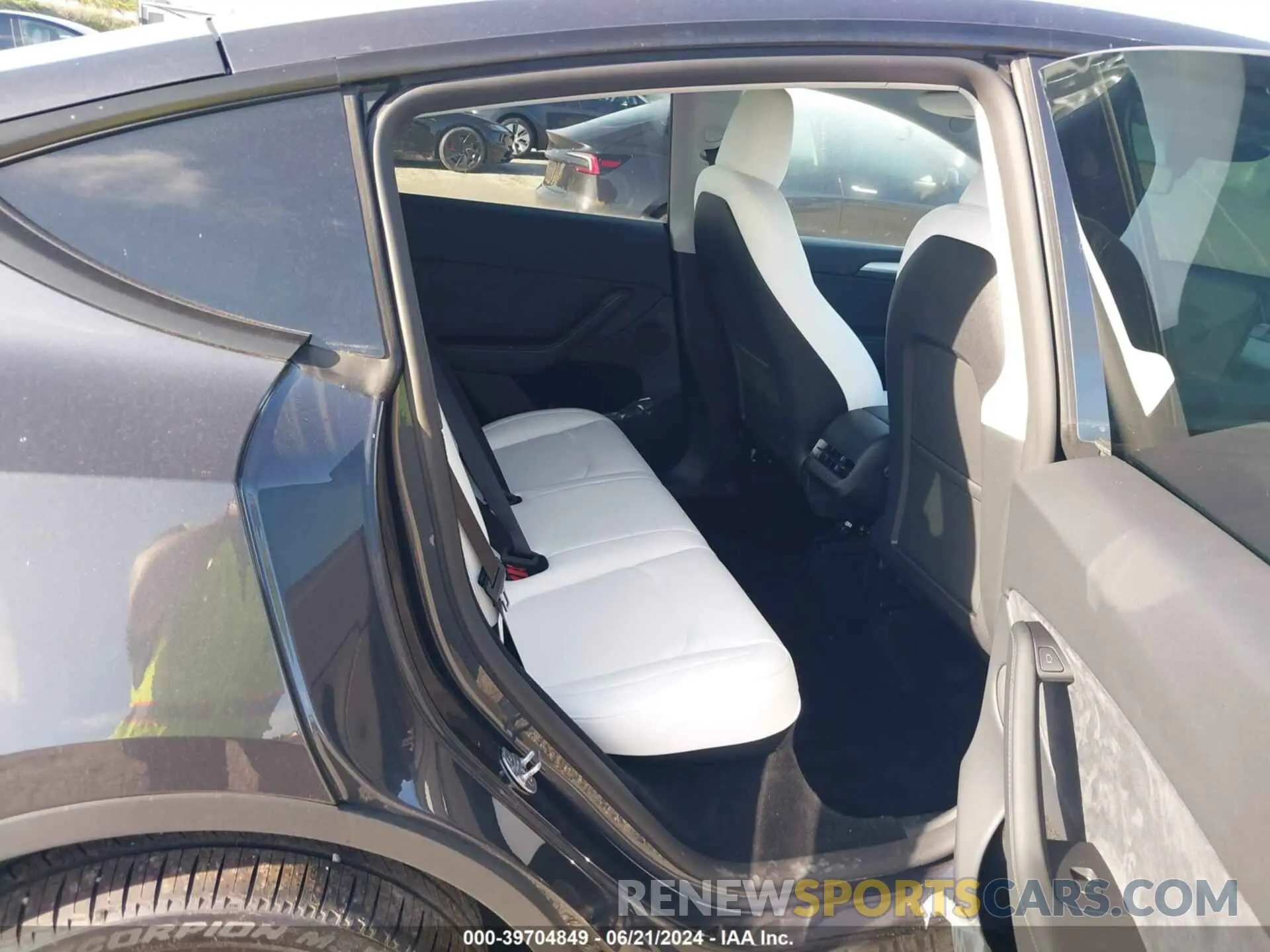 8 Photograph of a damaged car 7SAYGDEE4RA283088 TESLA MODEL Y 2024