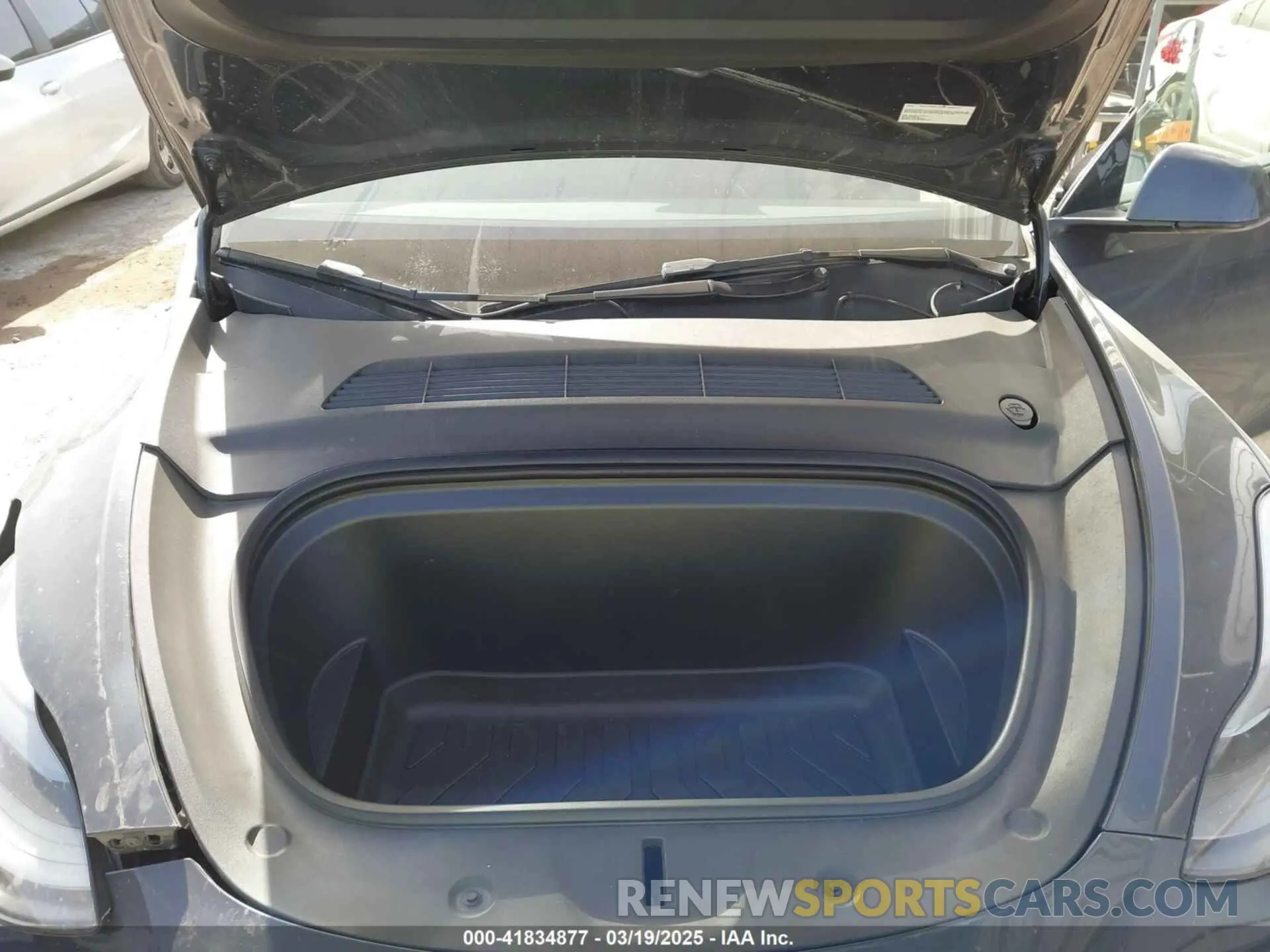 10 Photograph of a damaged car 7SAYGDEE4RA299775 TESLA MODEL Y 2024