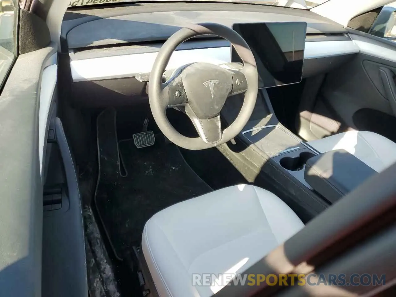 8 Photograph of a damaged car 7SAYGDEE4RA319460 TESLA MODEL Y 2024