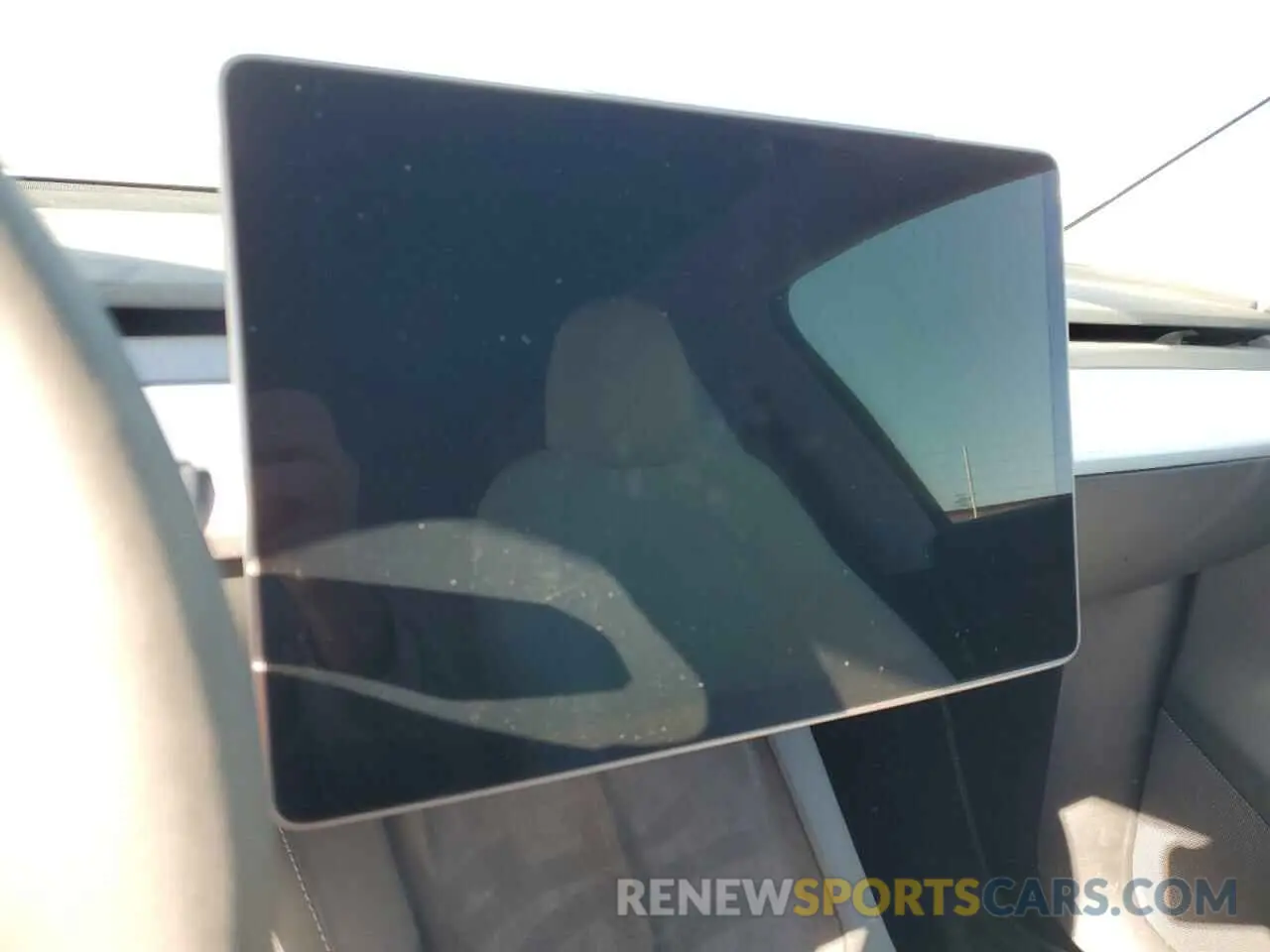 9 Photograph of a damaged car 7SAYGDEE4RA319460 TESLA MODEL Y 2024