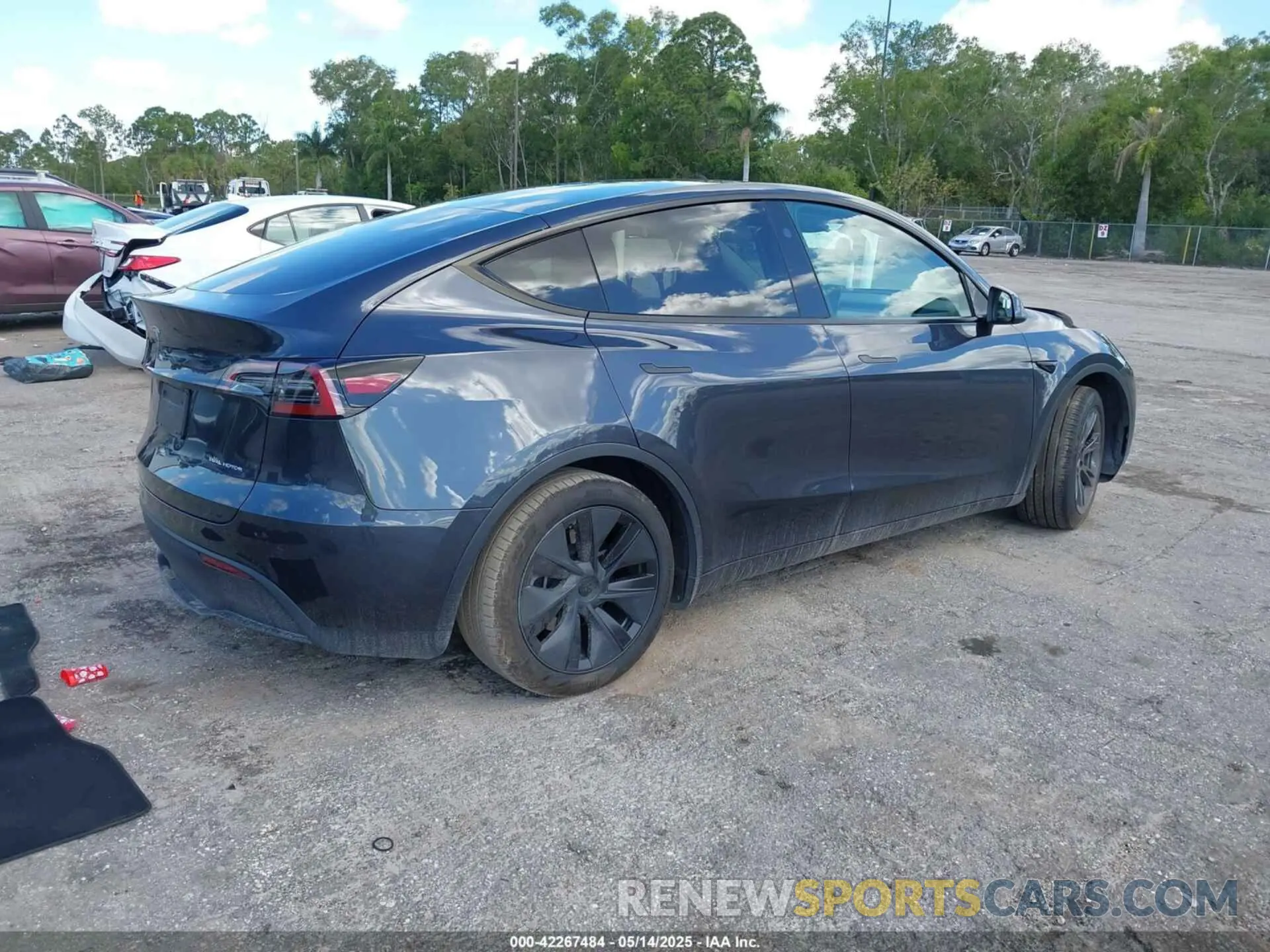 4 Photograph of a damaged car 7SAYGDEE4RA322410 TESLA MODEL Y 2024