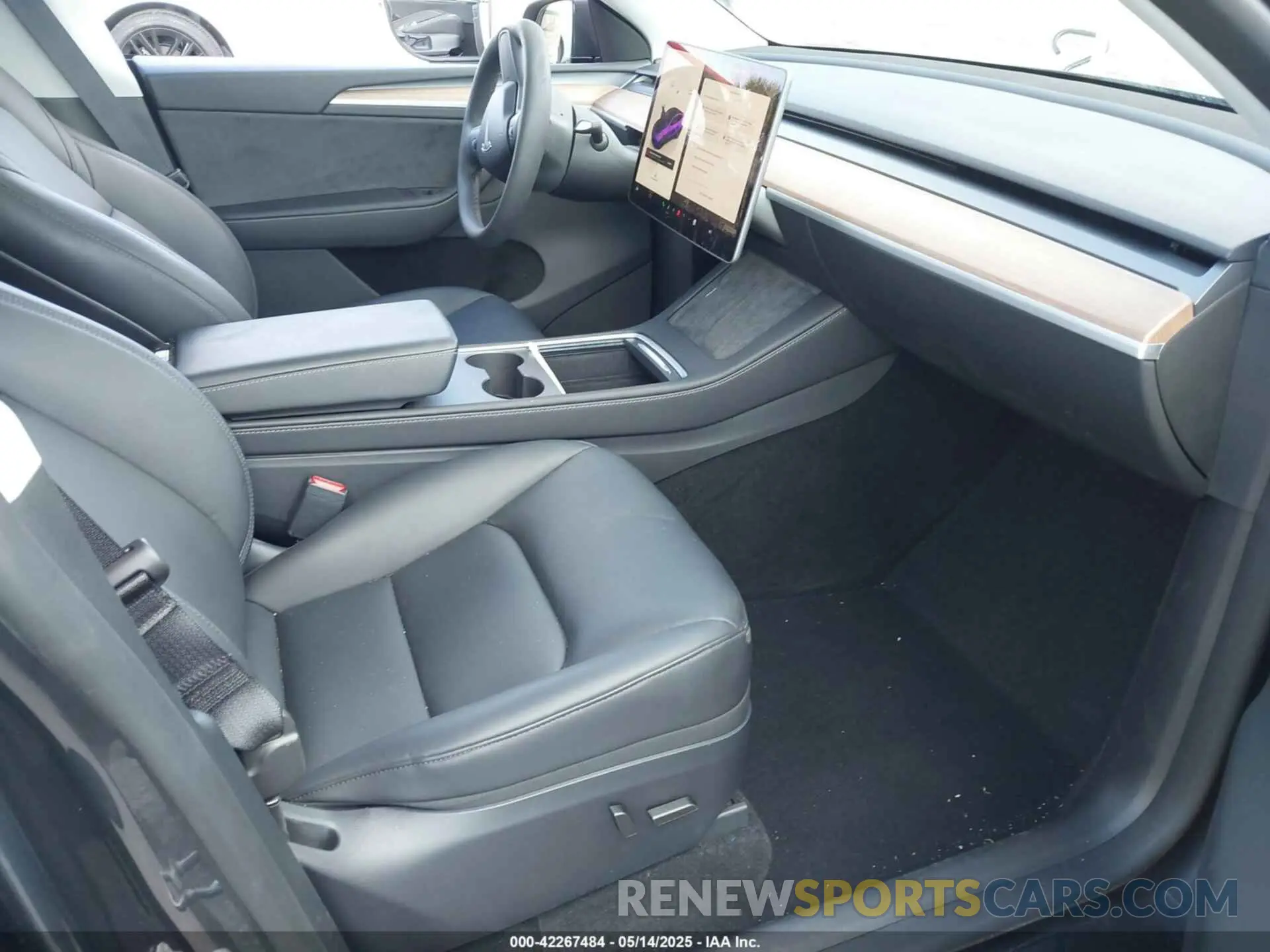 5 Photograph of a damaged car 7SAYGDEE4RA322410 TESLA MODEL Y 2024