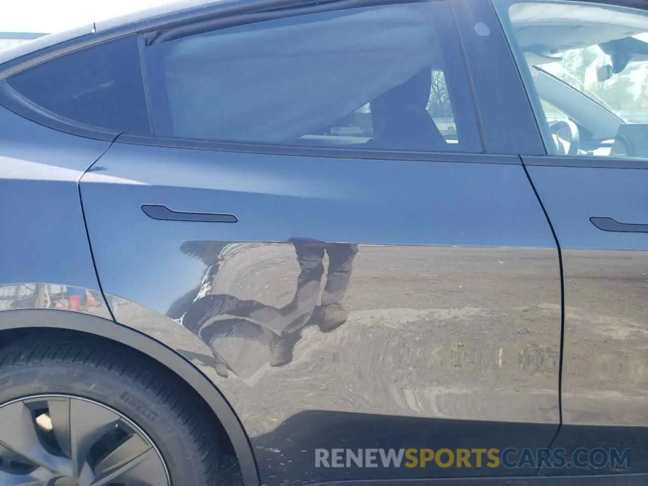 10 Photograph of a damaged car 7SAYGDEE4RA325095 TESLA MODEL Y 2024