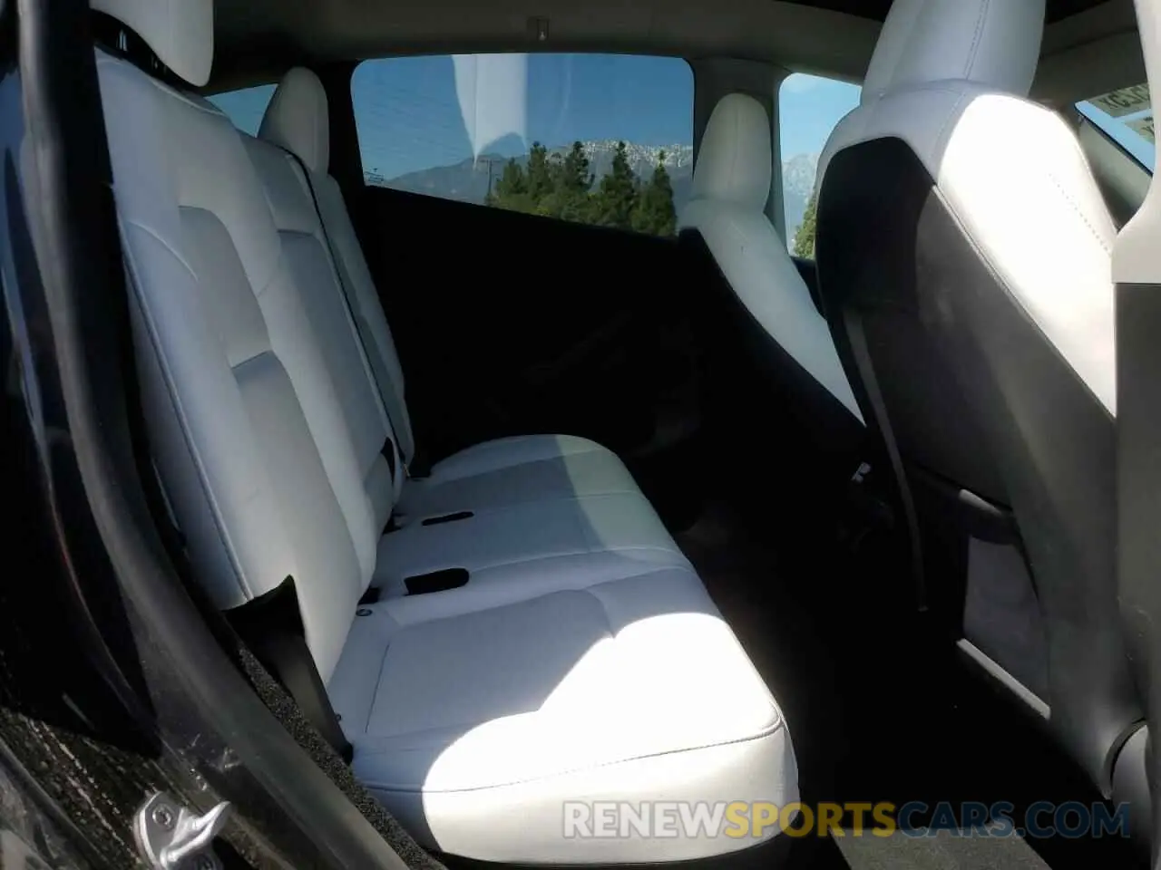 10 Photograph of a damaged car 7SAYGDEE4RF004435 TESLA MODEL Y 2024