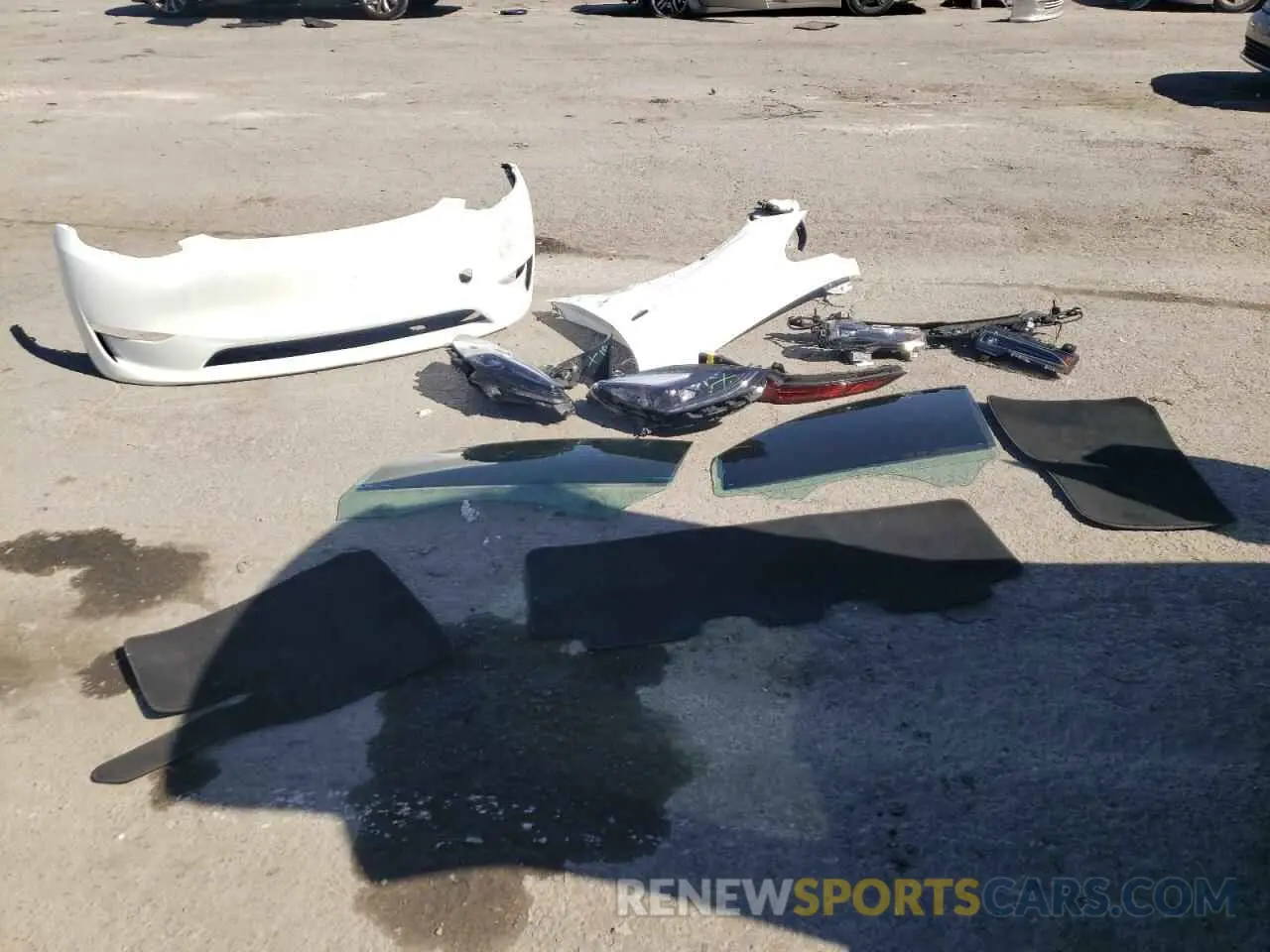 12 Photograph of a damaged car 7SAYGDEE4RF077370 TESLA MODEL Y 2024