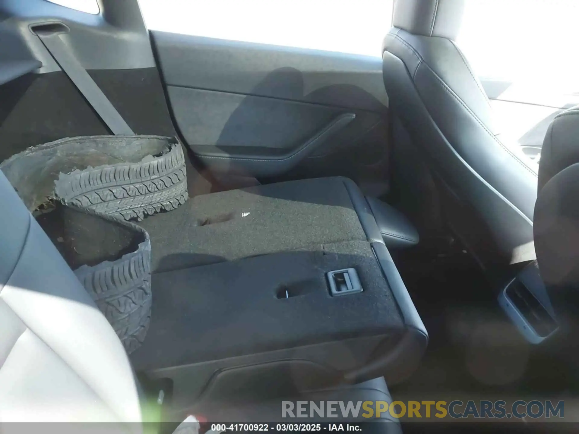 8 Photograph of a damaged car 7SAYGDEE4RF149457 TESLA MODEL Y 2024